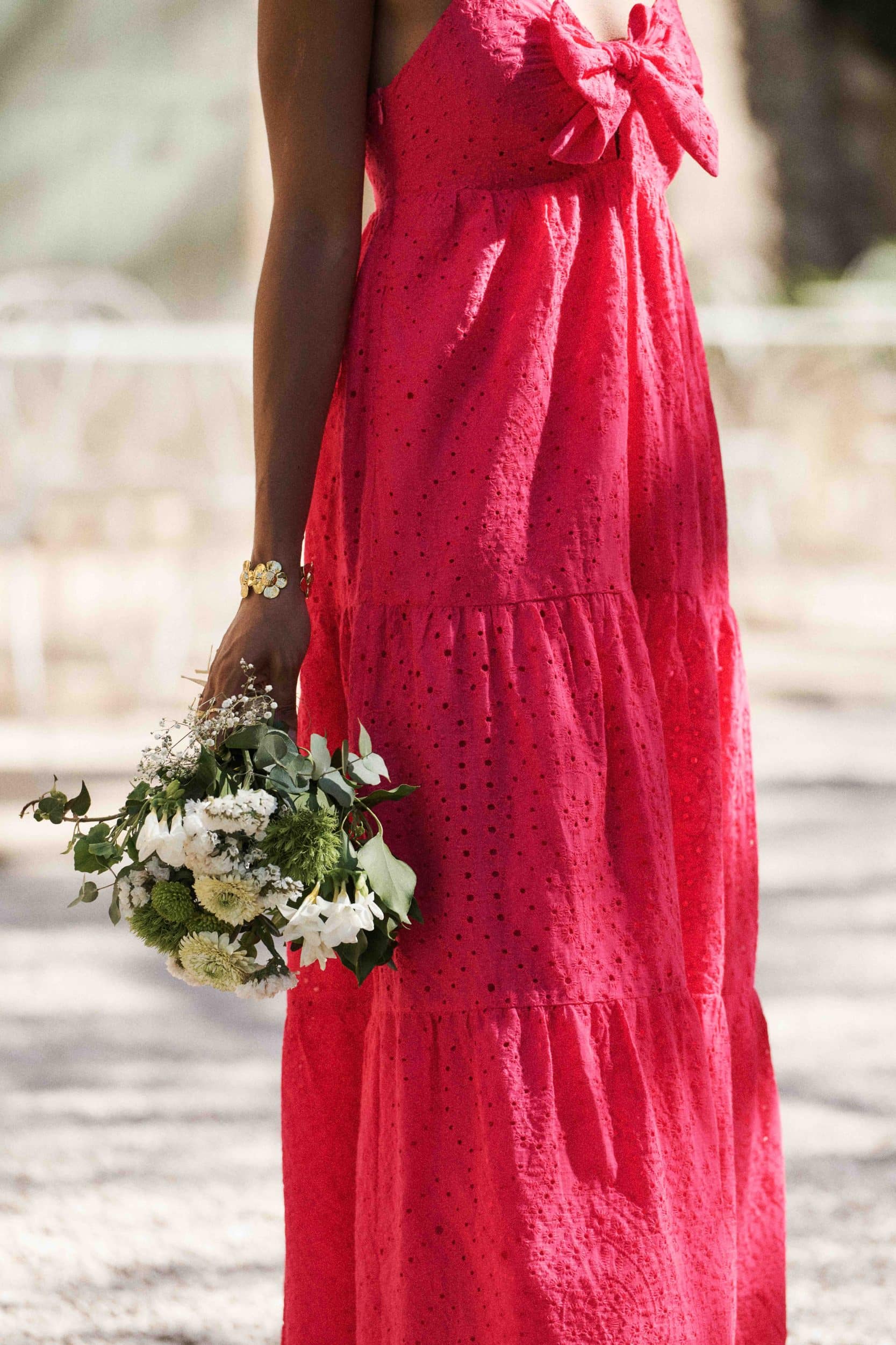 robe-modelyn-fuchsia-sahoma-00007 Robe rose fuchsia, coupe longue finition volants, sans manches et fines bretelles bouffantes, noeud à nouer sur la poitrine - laçage dans le dos broderie anglaise ton sur ton