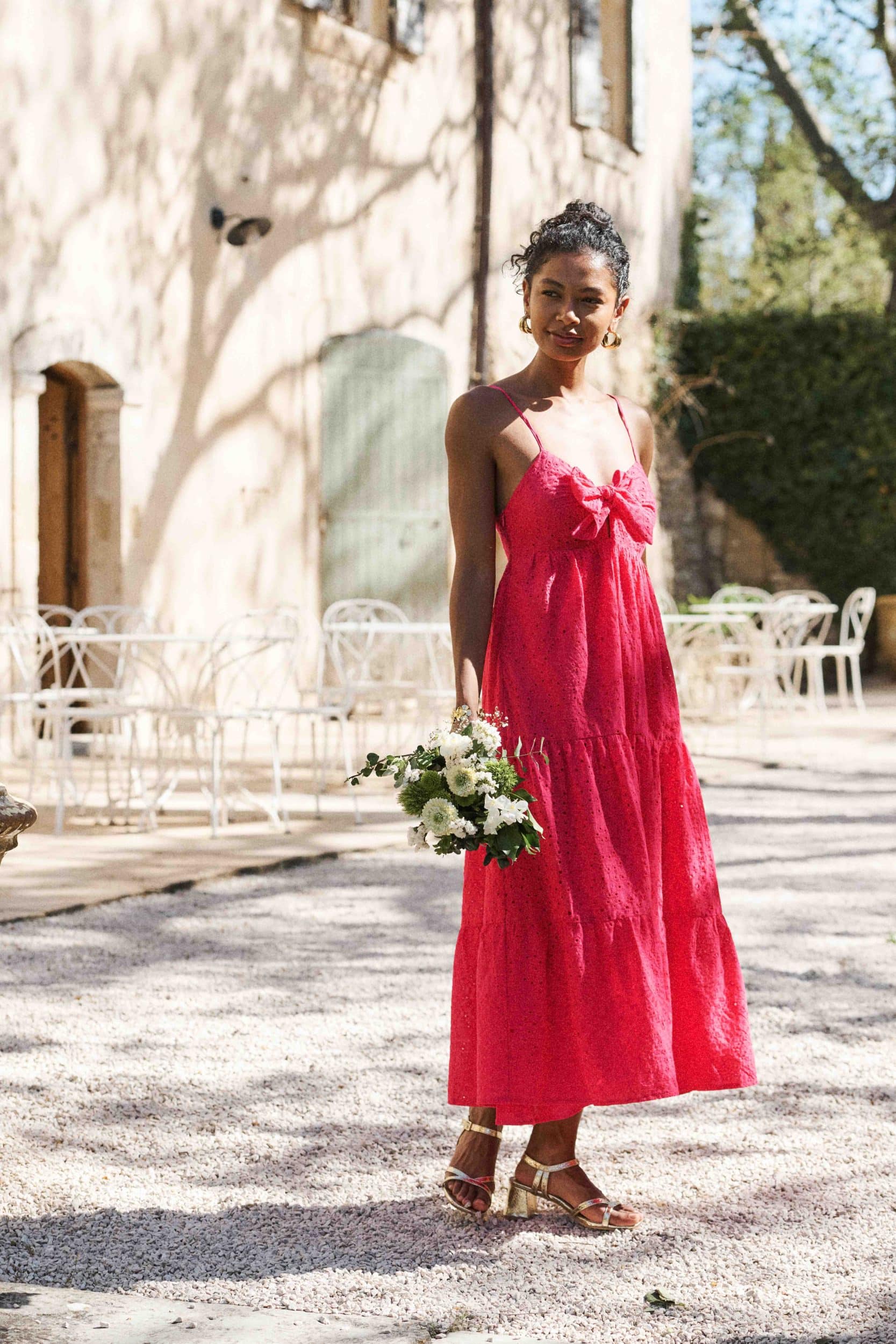 robe-modelyn-fuchsia-sahoma-00010 Robe rose fuchsia, coupe longue finition volants, sans manches et fines bretelles bouffantes, noeud à nouer sur la poitrine - laçage dans le dos broderie anglaise ton sur ton