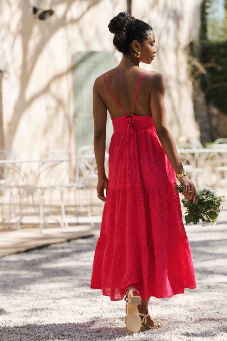 Robe rose fuchsia, coupe longue finition volants, sans manches et fines bretelles bouffantes, noeud à nouer sur la poitrine - laçage dans le dos broderie anglaise ton sur ton