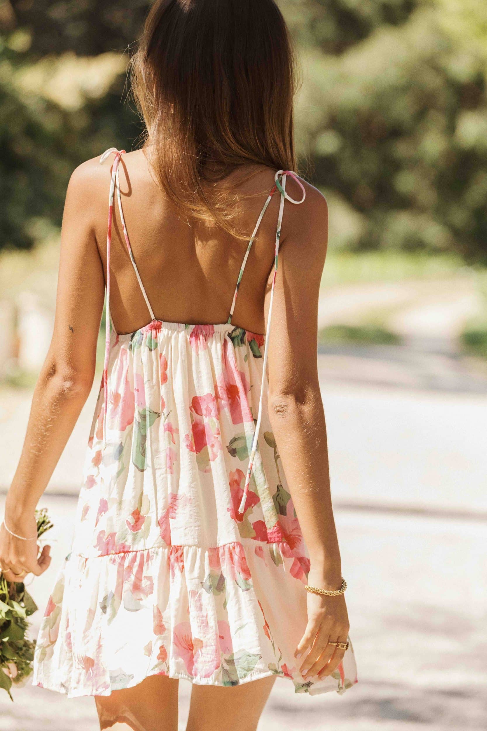 Robe courte fluide blanche à l'imprimé fleuri maxi rose et vert - dos nu et fines bretelles - décolleté en V