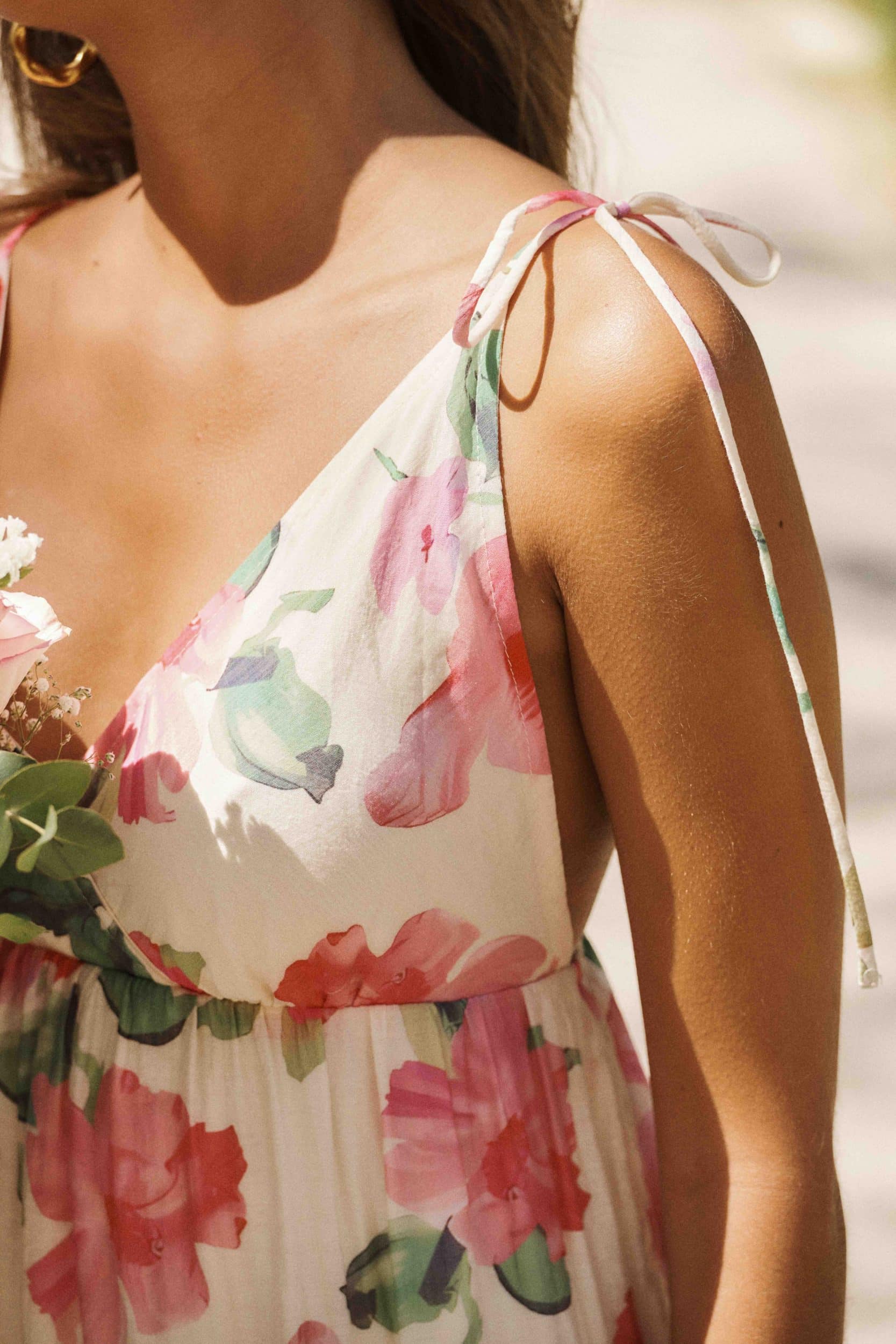 robe-noemie-courte-sahoma-00006 Robe courte fluide blanche à l'imprimé fleuri maxi rose et vert - dos nu et fines bretelles - décolleté en V