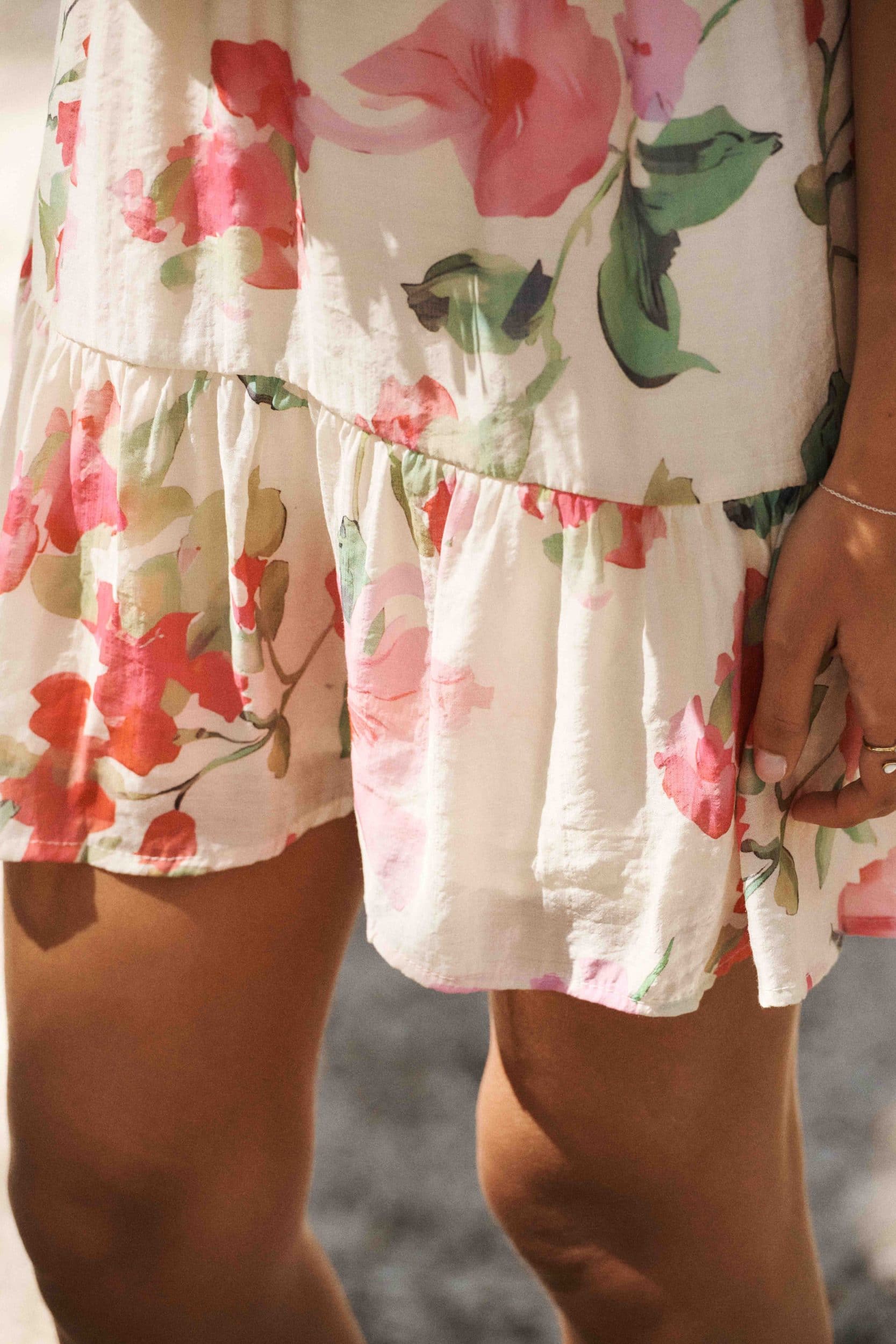robe-noemie-courte-sahoma-00007 Robe courte fluide blanche à l'imprimé fleuri maxi rose et vert - dos nu et fines bretelles - décolleté en V