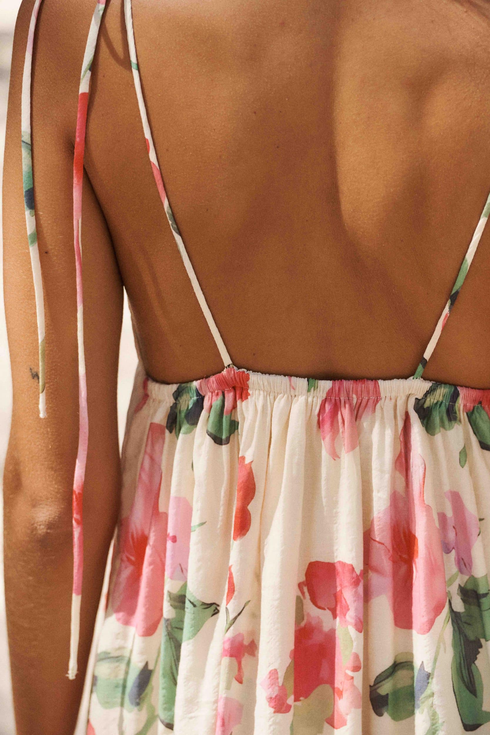 robe-noemie-courte-sahoma-00008 Robe courte fluide blanche à l'imprimé fleuri maxi rose et vert - dos nu et fines bretelles - décolleté en V