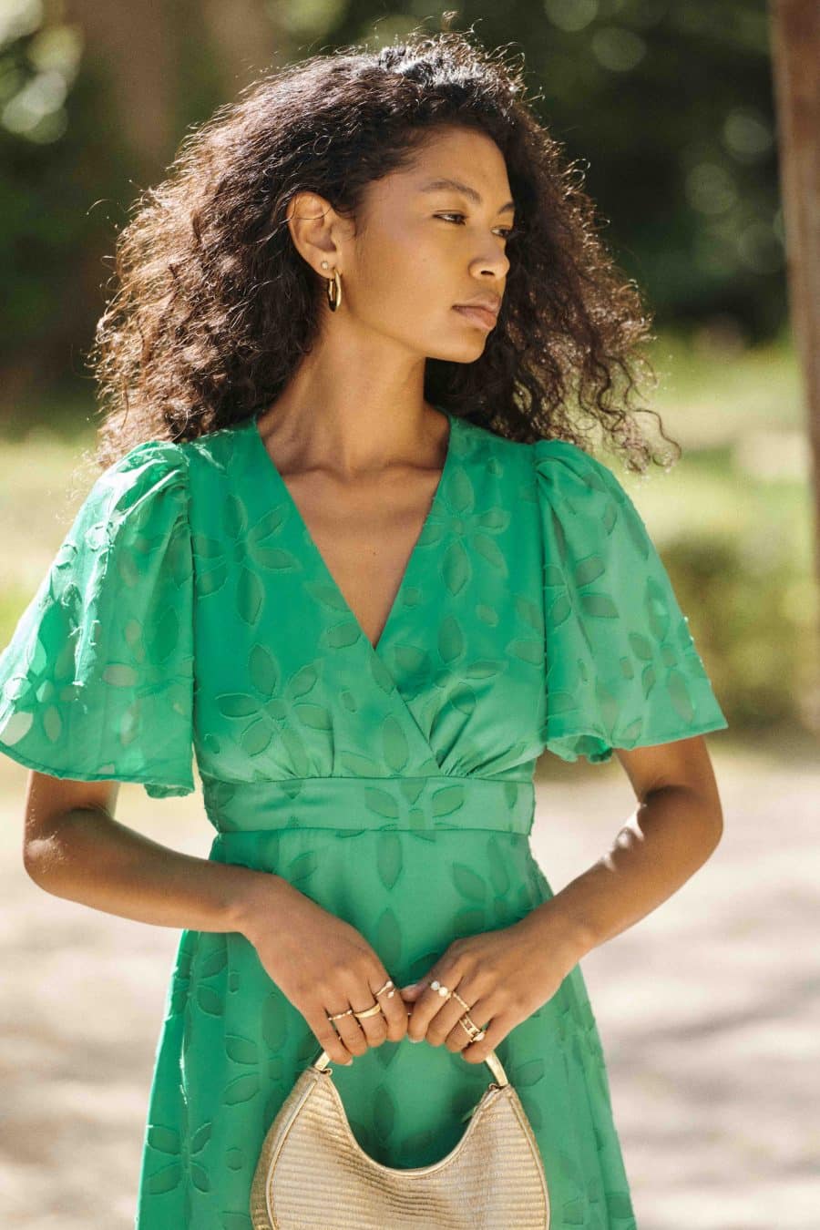 Robe Paula Sahoma longue verte fluide, col V et manches cape - motif fleuri transparent