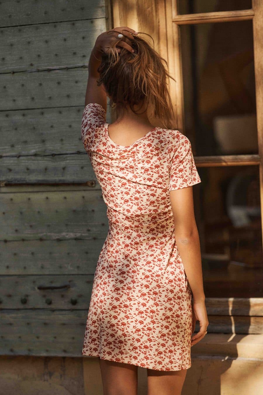 Robe courte Rosalia imprimé fleuri rouge et noeud sur le côté - près du corps