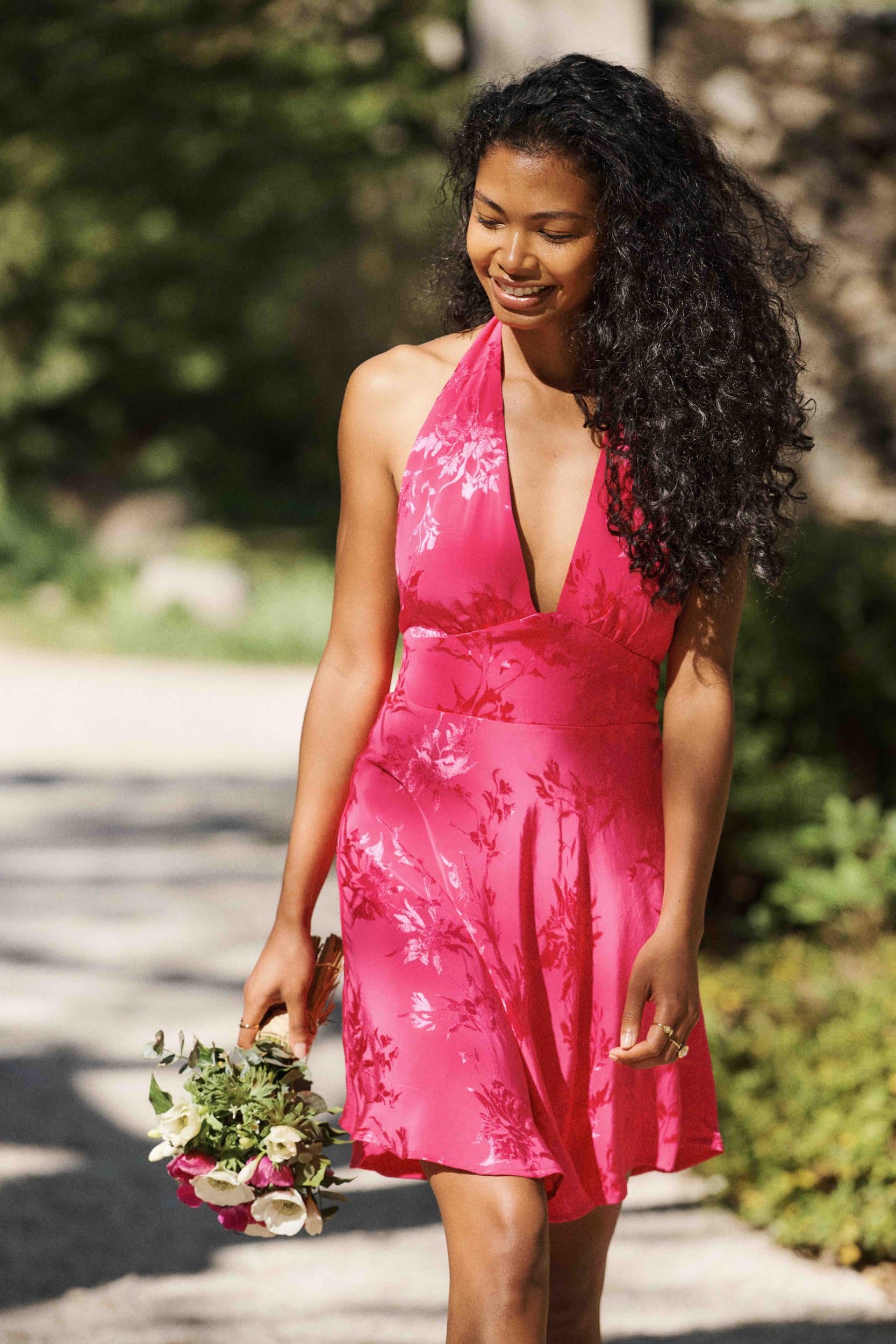 robe-safia-fuchsia-sahoma-00003 Femme robe courte satinée fuchsia en jacquard fleuri - sans manches - col V et dos nu – Élégance fluide pour soirée ou mariage