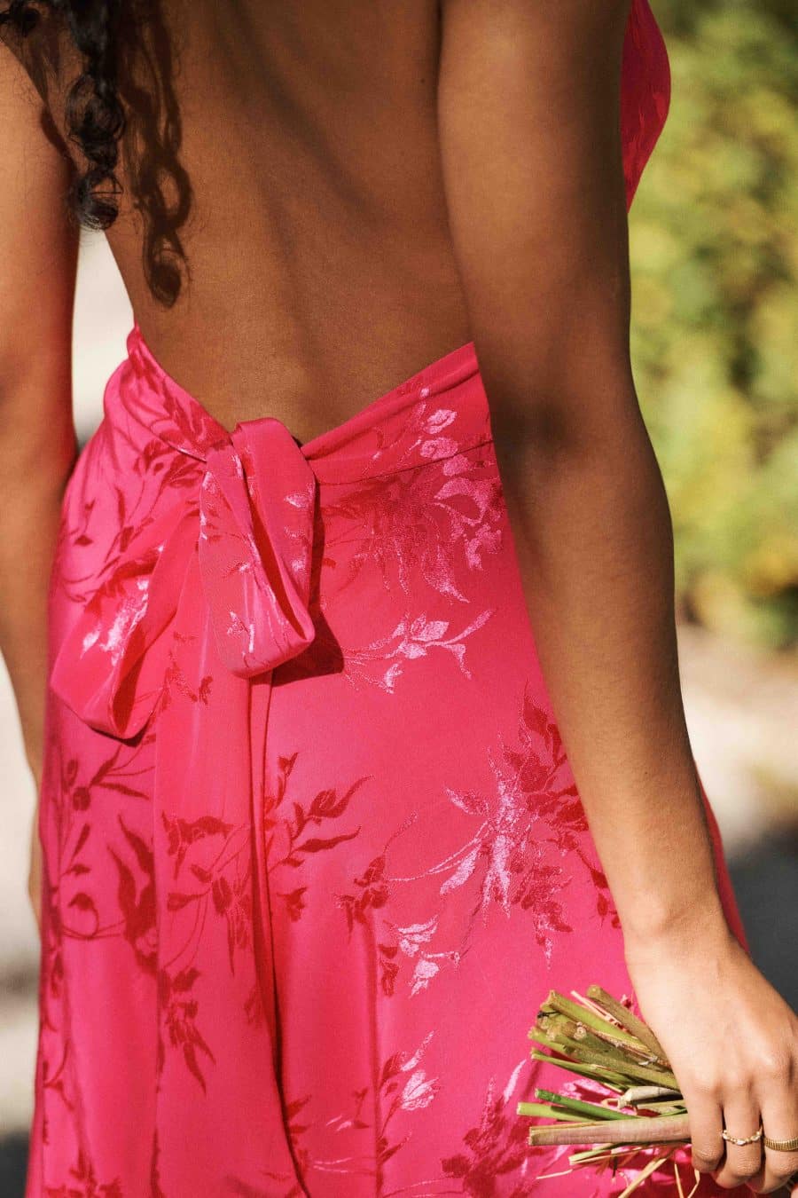 Femme robe courte satinée fuchsia en jacquard fleuri - sans manches - col V et dos nu – Élégance fluide pour soirée ou mariage