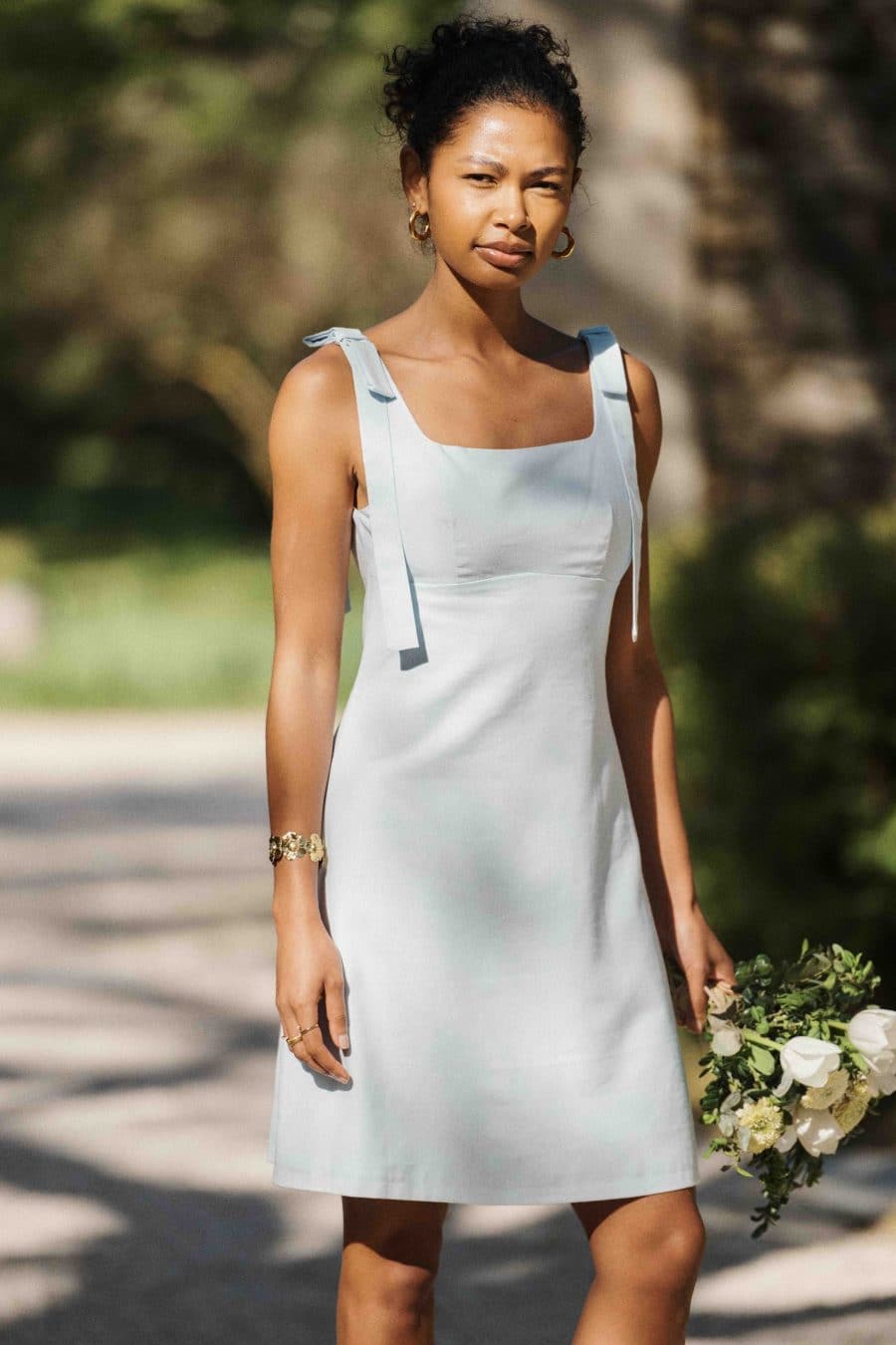 Robe Sahoma Sena courte bleu clair - coupe droite sans manches - noeuds aux bretelles