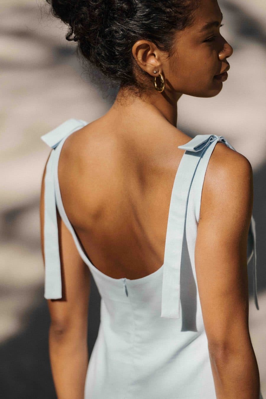 Robe Sahoma Sena courte bleu clair - coupe droite sans manches - noeuds aux bretelles