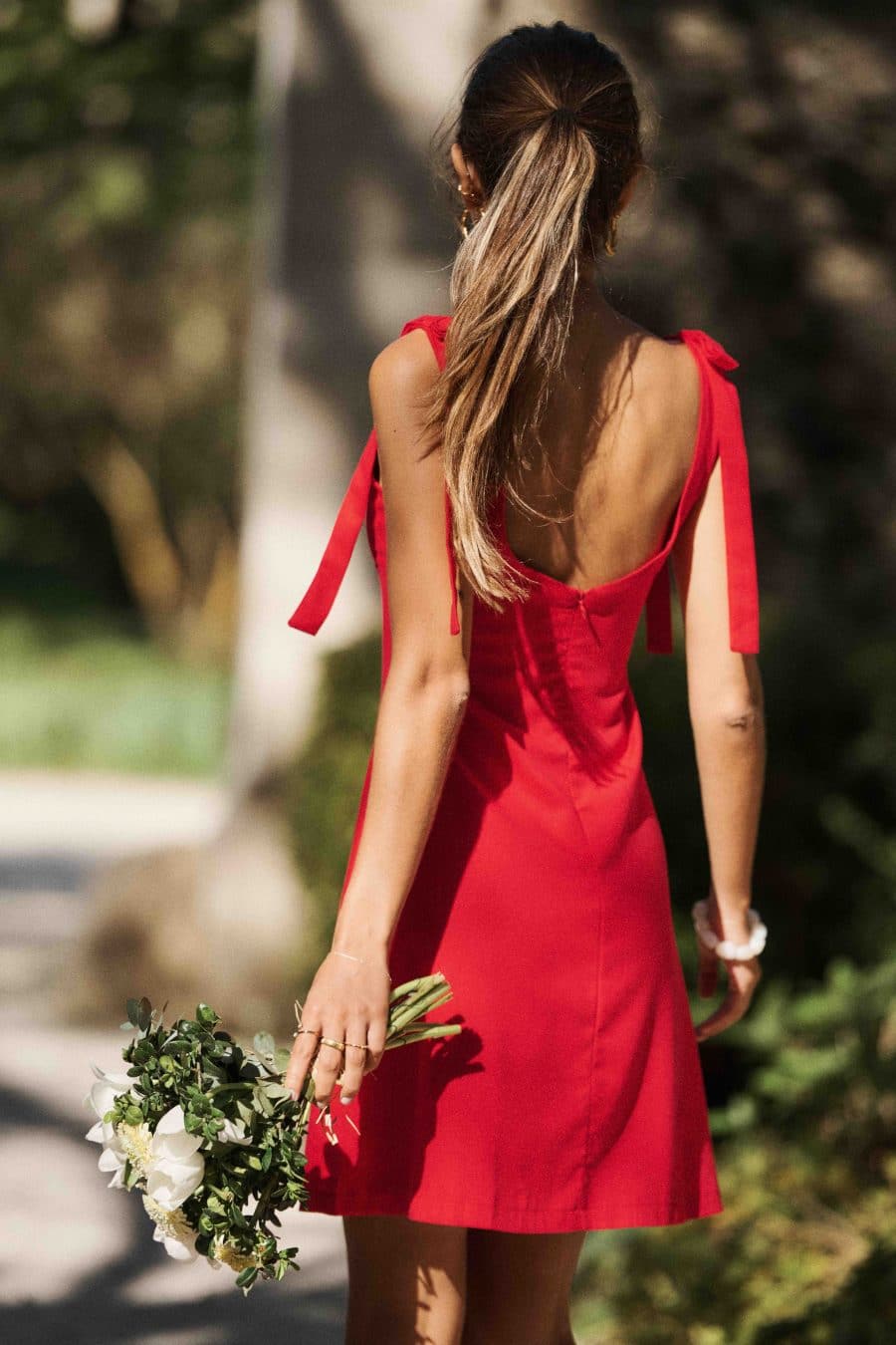 Robe Sahoma Sena courte rouge - coupe droite sans manches - noeuds aux bretelles