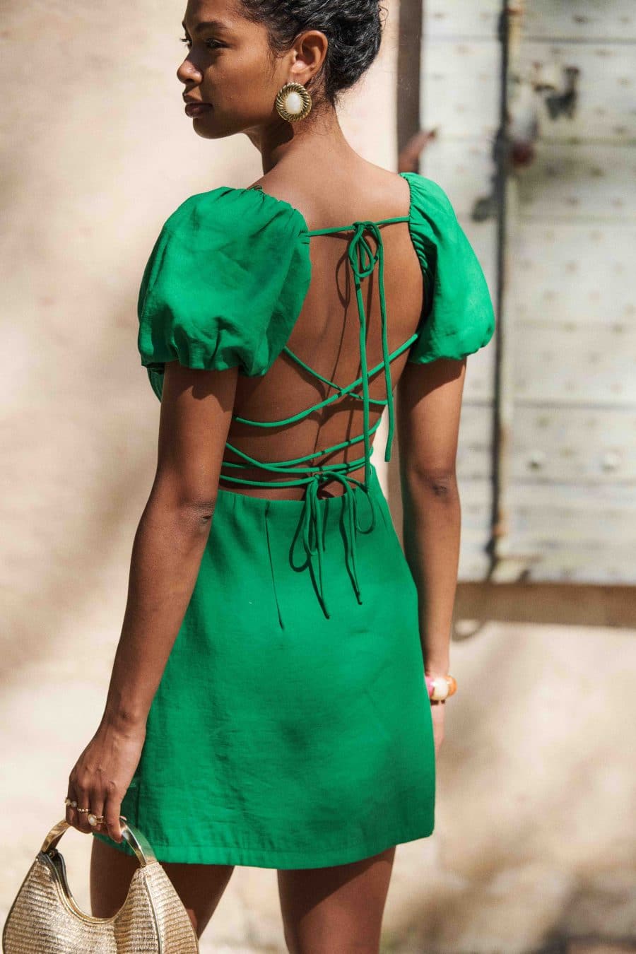 Robe Zelie Sahoma verte, coupe courte et ajustée, col carré, manches courtes et bouffantes, laçage dans le dos