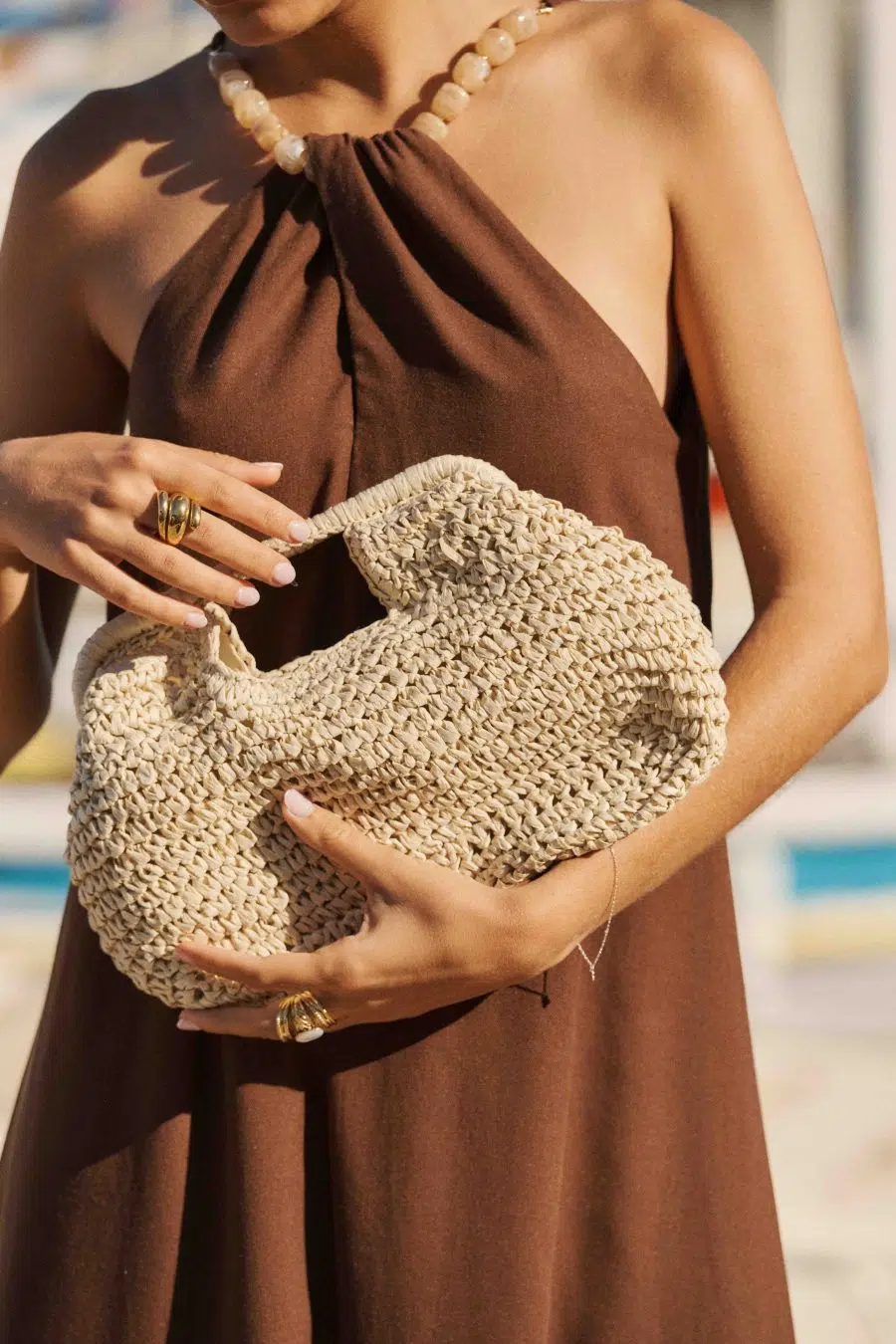 sac pochette raphia tressé naturel avec bandoulière chainette dorée amovible