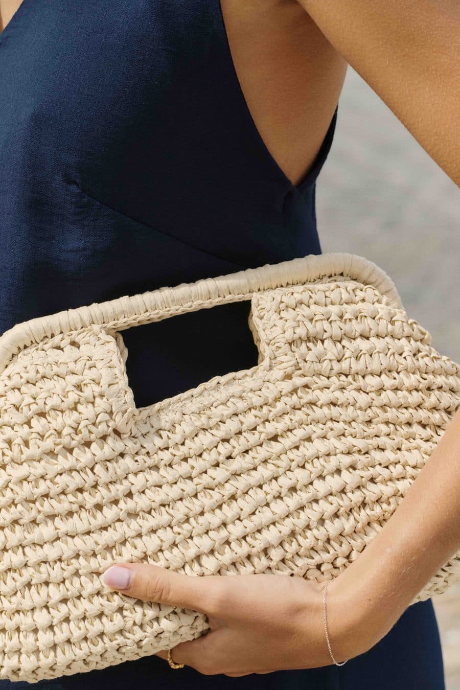 sac pochette raphia tressé beige avec bandoulière chainette dorée amovible
