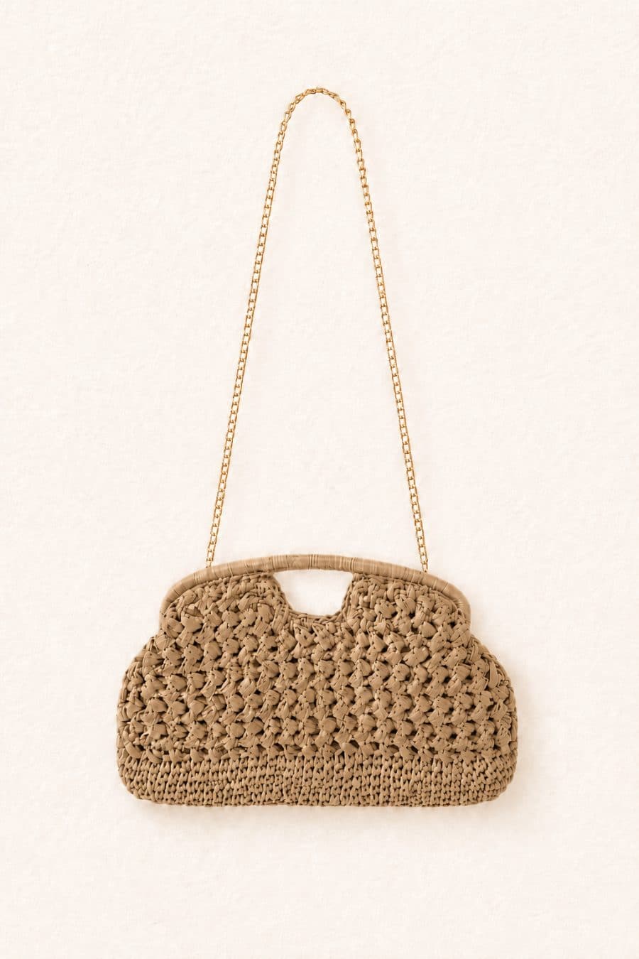 sac pochette raphia tressé camel avec bandoulière chainette dorée amovible