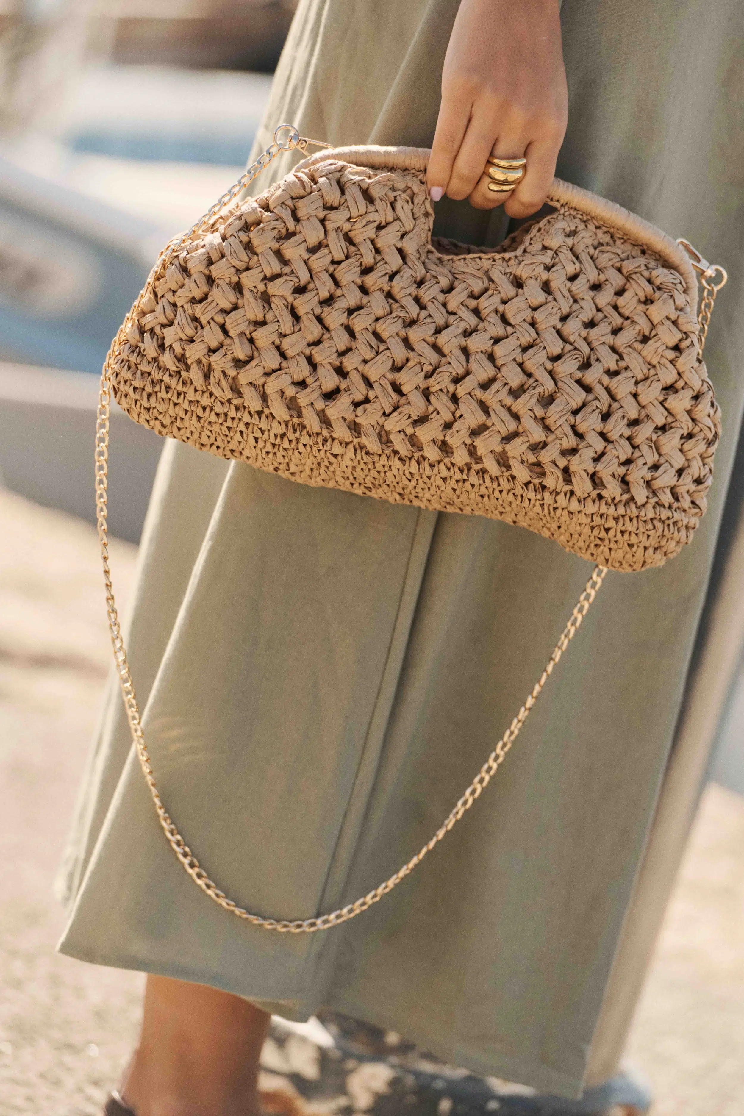 sac-verone-camel-sahoma-01 sac pochette raphia tressé camel avec bandoulière chainette dorée amovible