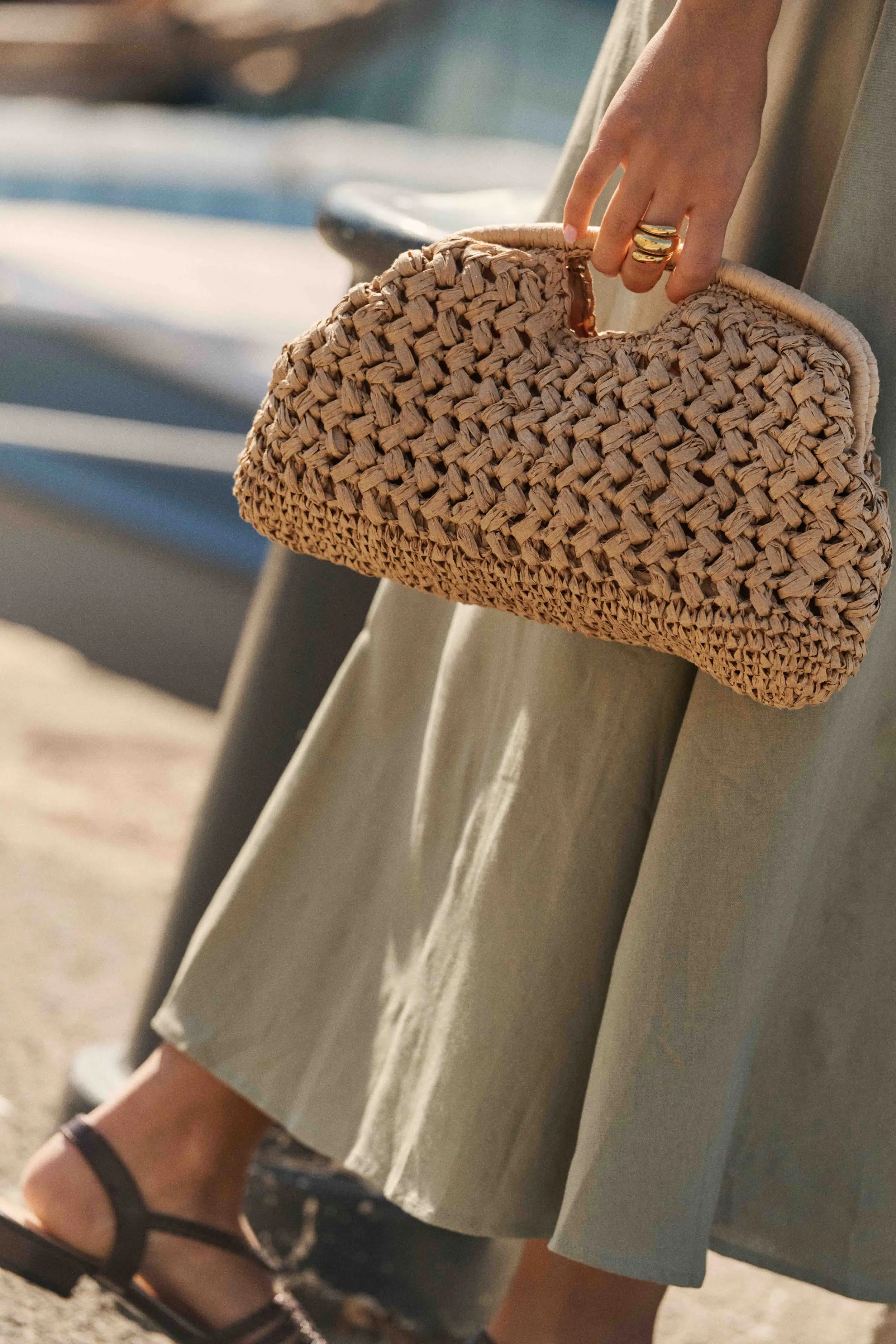 sac-verone-camel-sahoma-02 sac pochette raphia tressé camel avec bandoulière chainette dorée amovible