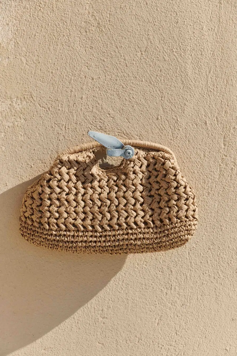 sac pochette raphia tressé camel avec bandoulière chainette dorée amovible