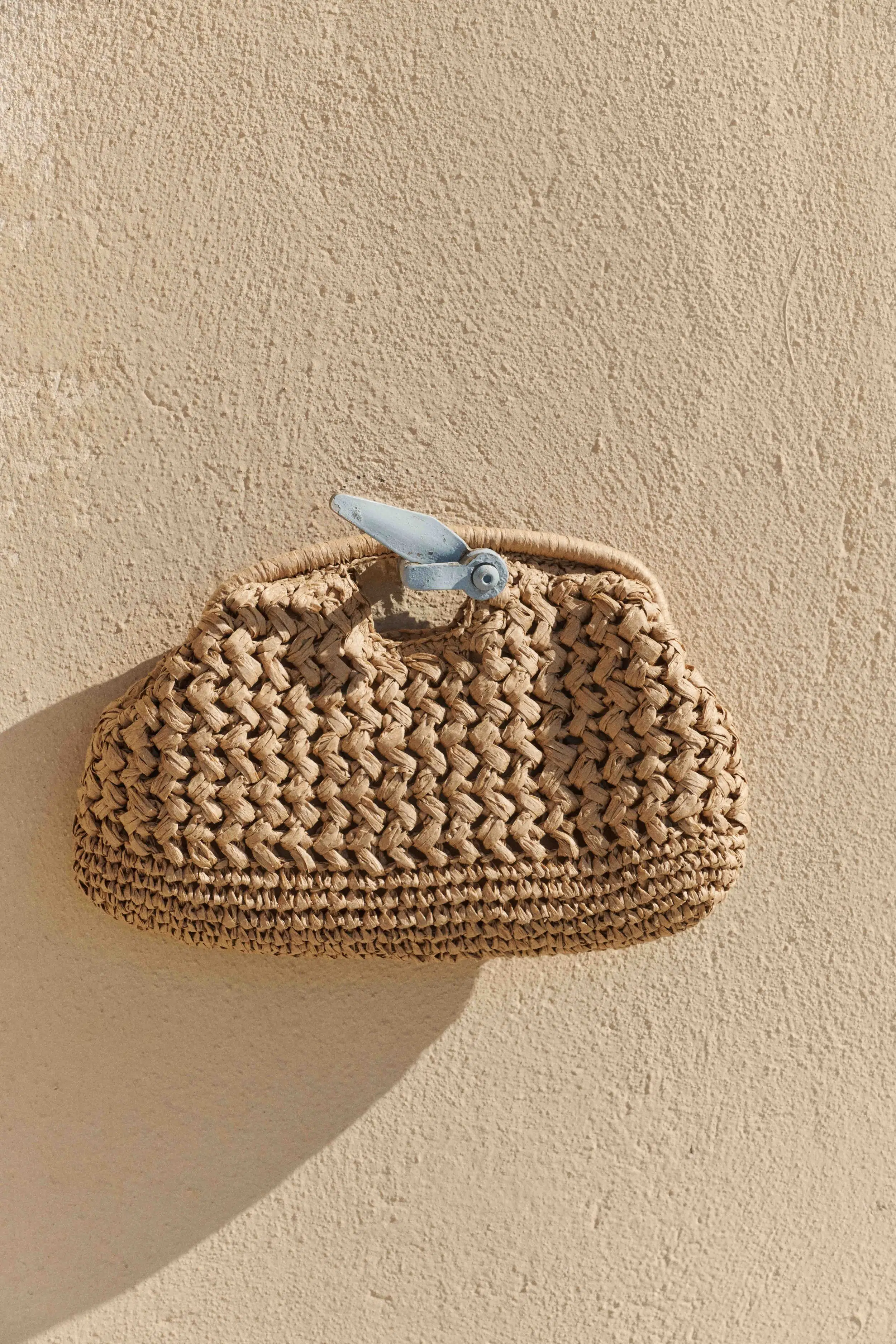 sac-verone-camel-sahoma-04 sac pochette raphia tressé camel avec bandoulière chainette dorée amovible