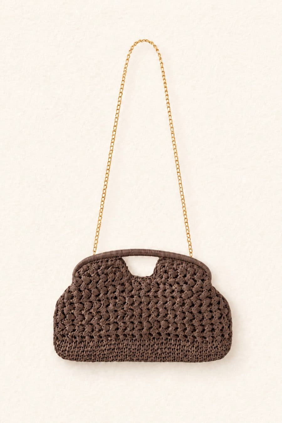 sac pochette raphia tressé marron avec bandoulière chainette dorée amovible