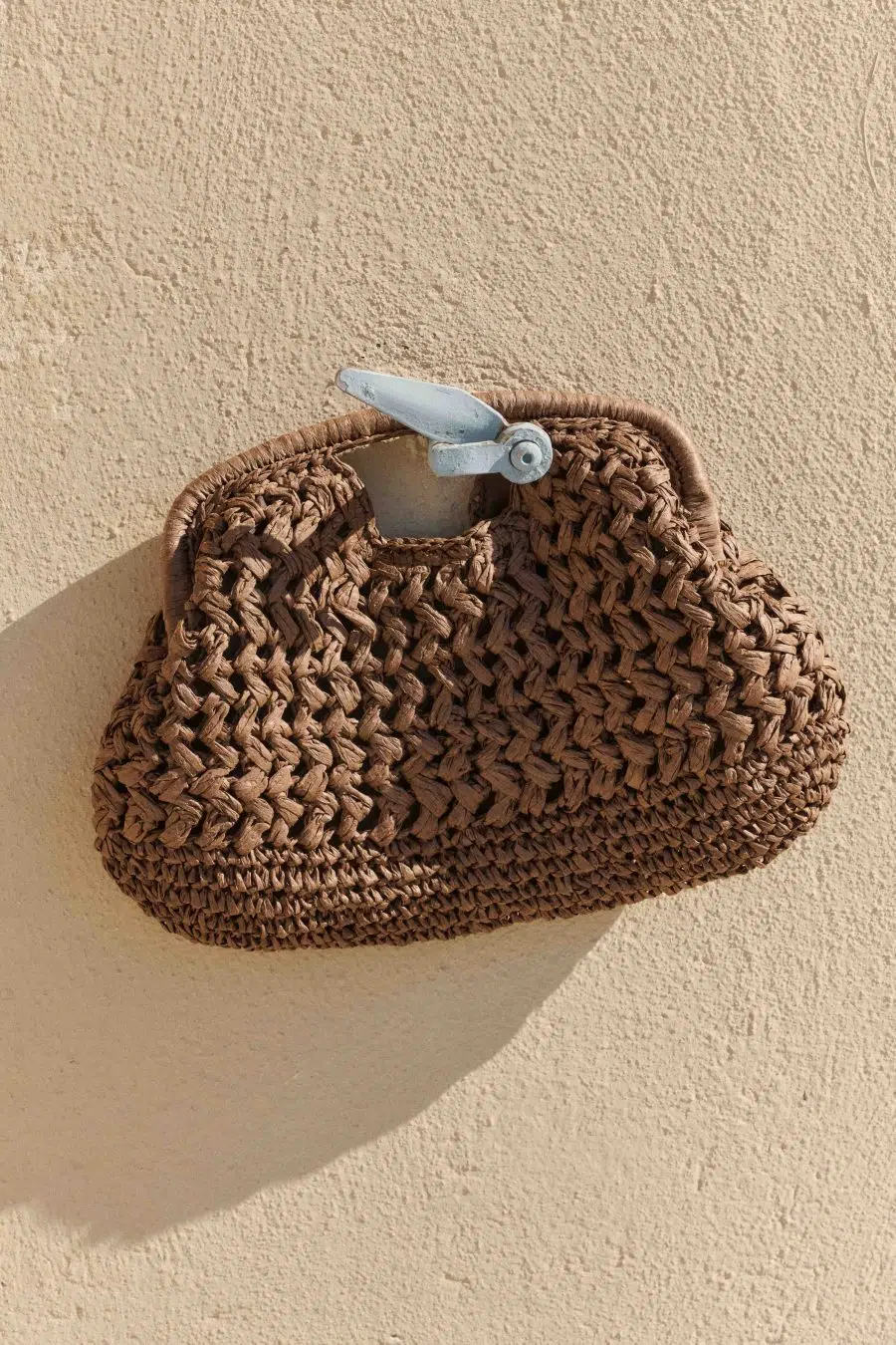 sac pochette raphia tressé marron avec bandoulière chainette dorée amovible