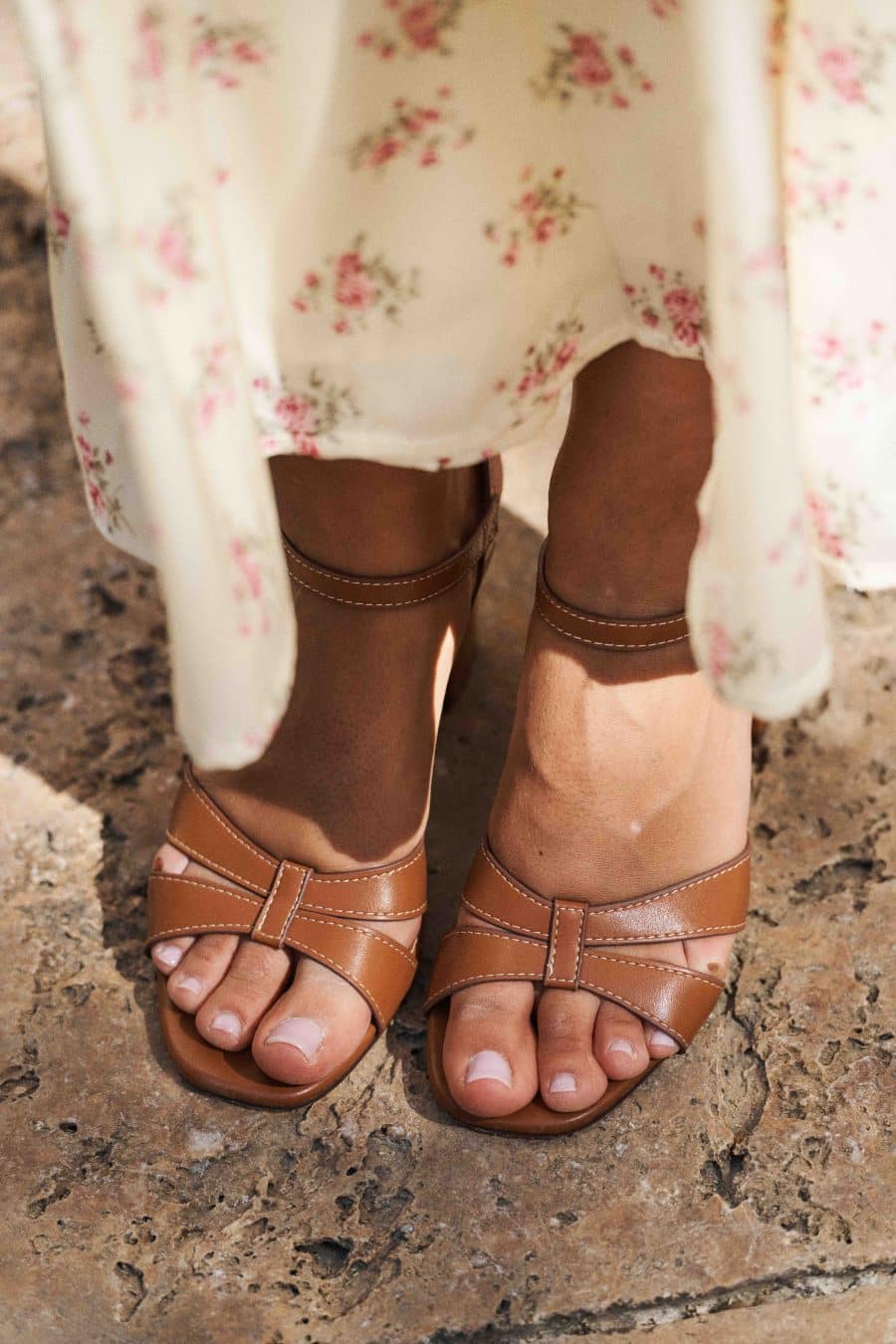 Sandales camel à brides croisées et bride ajustable à la cheville, semelles fines à talon de 8 cm de hauteur