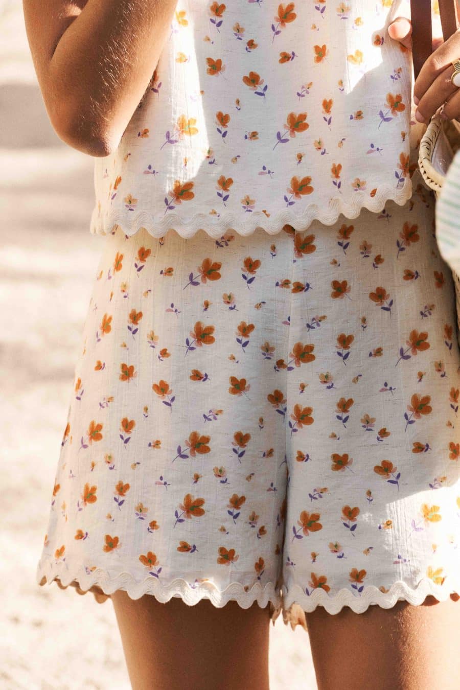 Short femme écru à l'imprimé fleuri mini – taille élastique