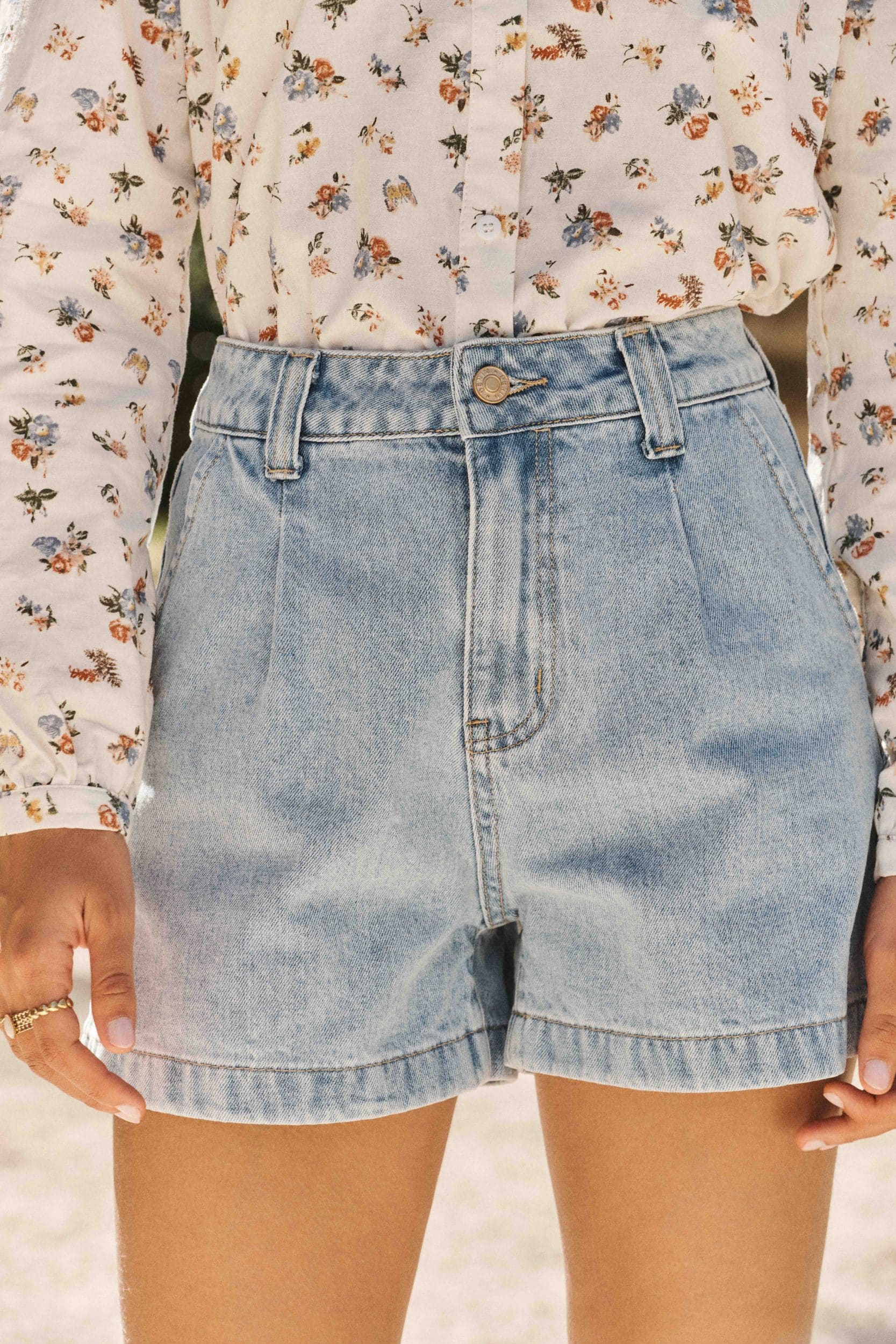 short-nadi-bleu-sahoma-00003 Short en jean bleu clair, taille haute et légèrement évasé