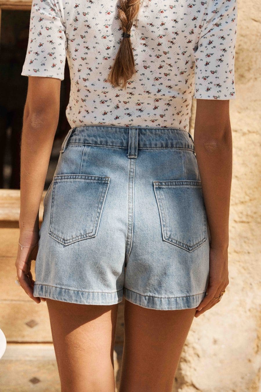 Short en jean bleu clair, taille haute et légèrement évasé