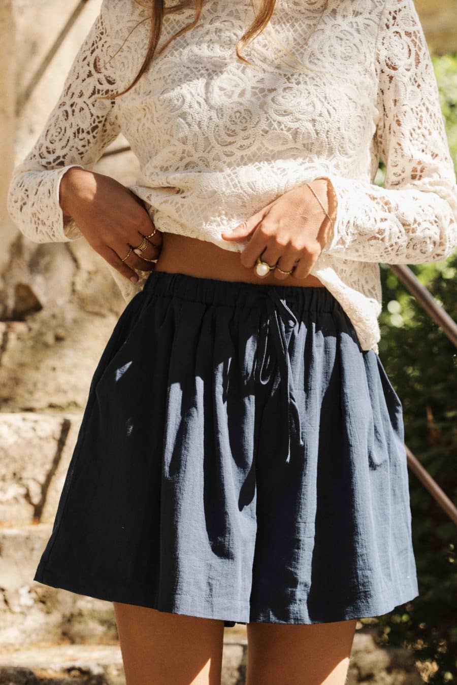 Short femme bleu marine uni - taille haute à élastique et cordon - coupe ample et fluide - chic et féminin