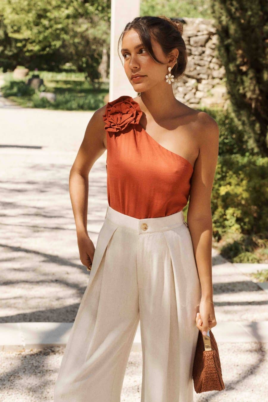 Top asymétrique Calya terracotta -une bretelle avec fleur en relief - Sahoma