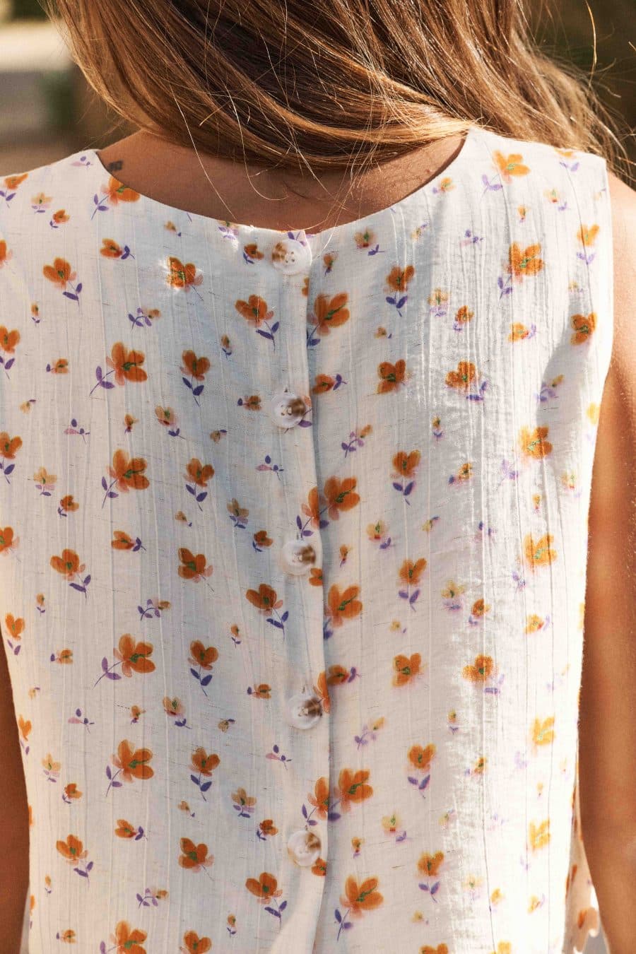 Top femme sans manches écru et imprimé fleuri mini orange et violet