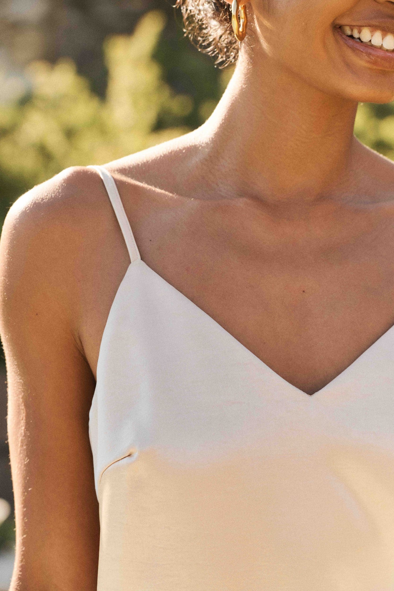 top-gia-beige-sahoma-00006 Top Gia beige Sahoma effet satiné et détail lien bijoux - perles rocailles asymétriques