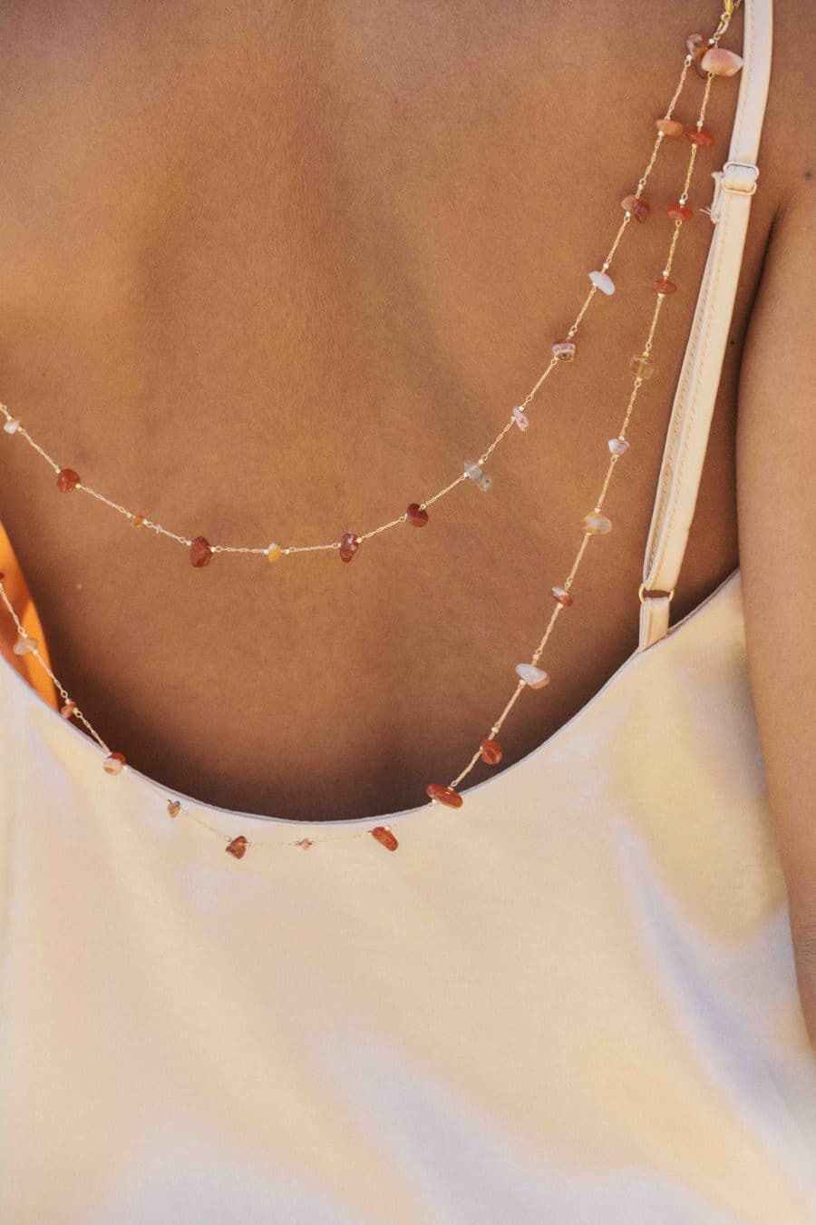 Top Gia beige Sahoma effet satiné et détail lien bijoux - perles rocailles asymétriques