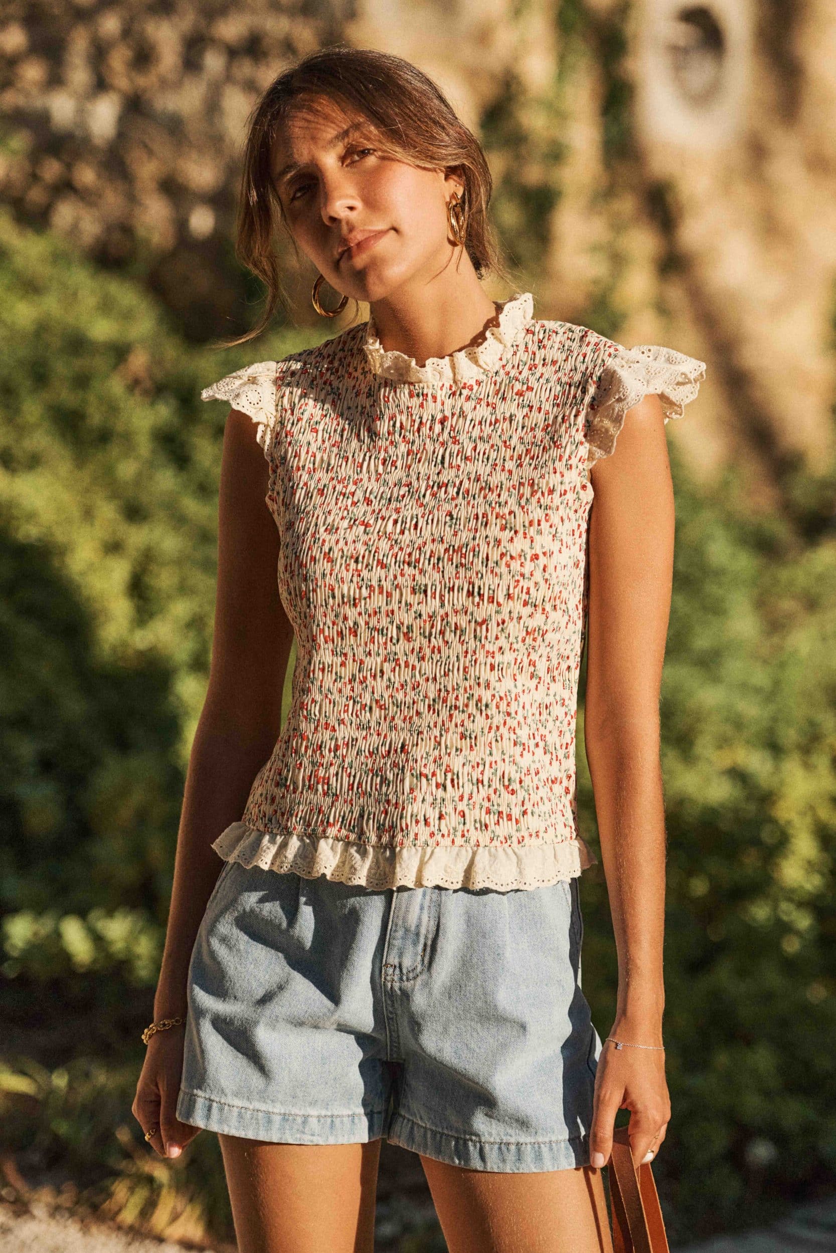 top-lily-fleuri-sahoma-00001 Top femme smocké finition volant sans manches - imprimé fleuri