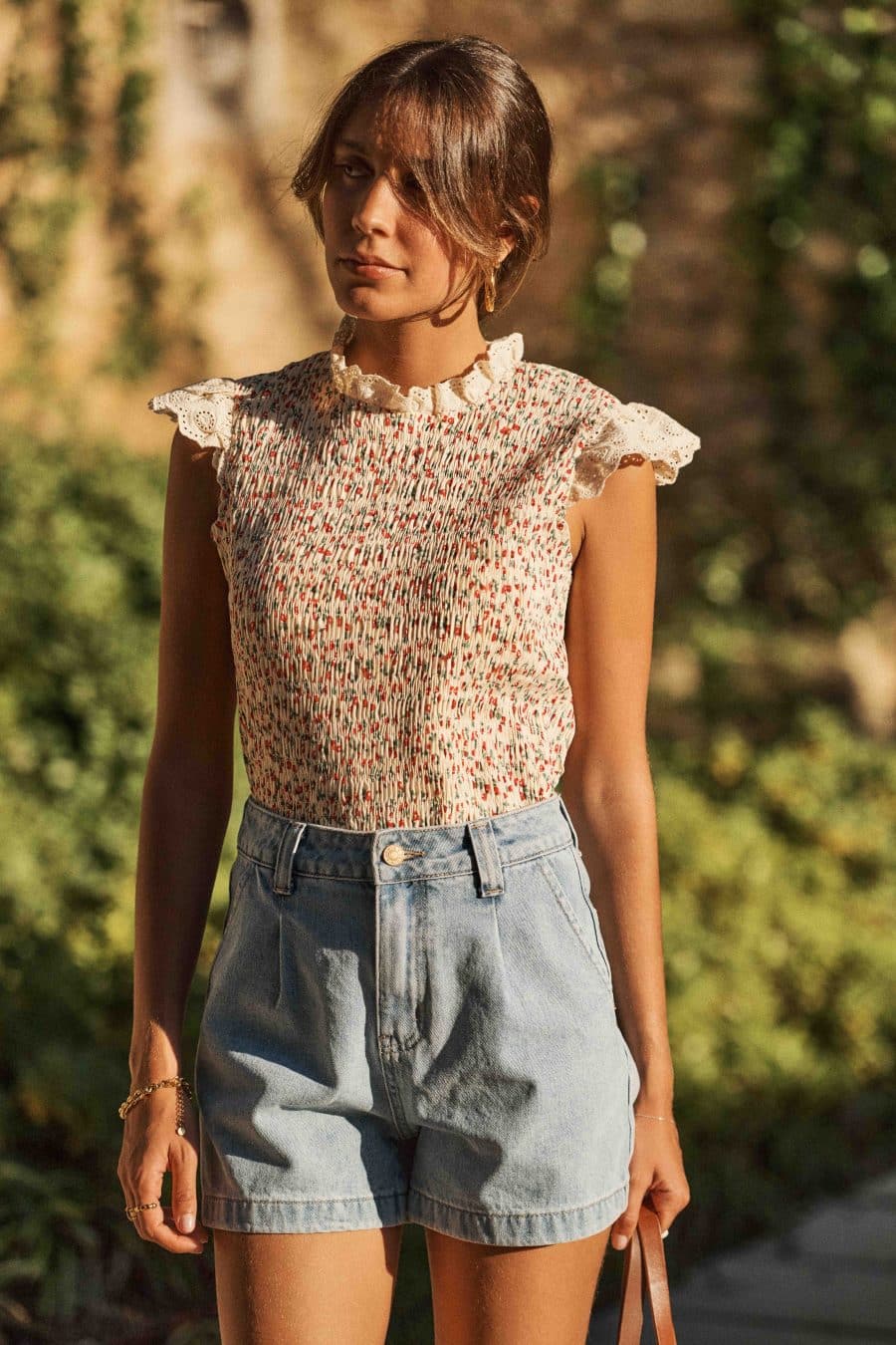 Top femme smocké finition volant sans manches - imprimé fleuri