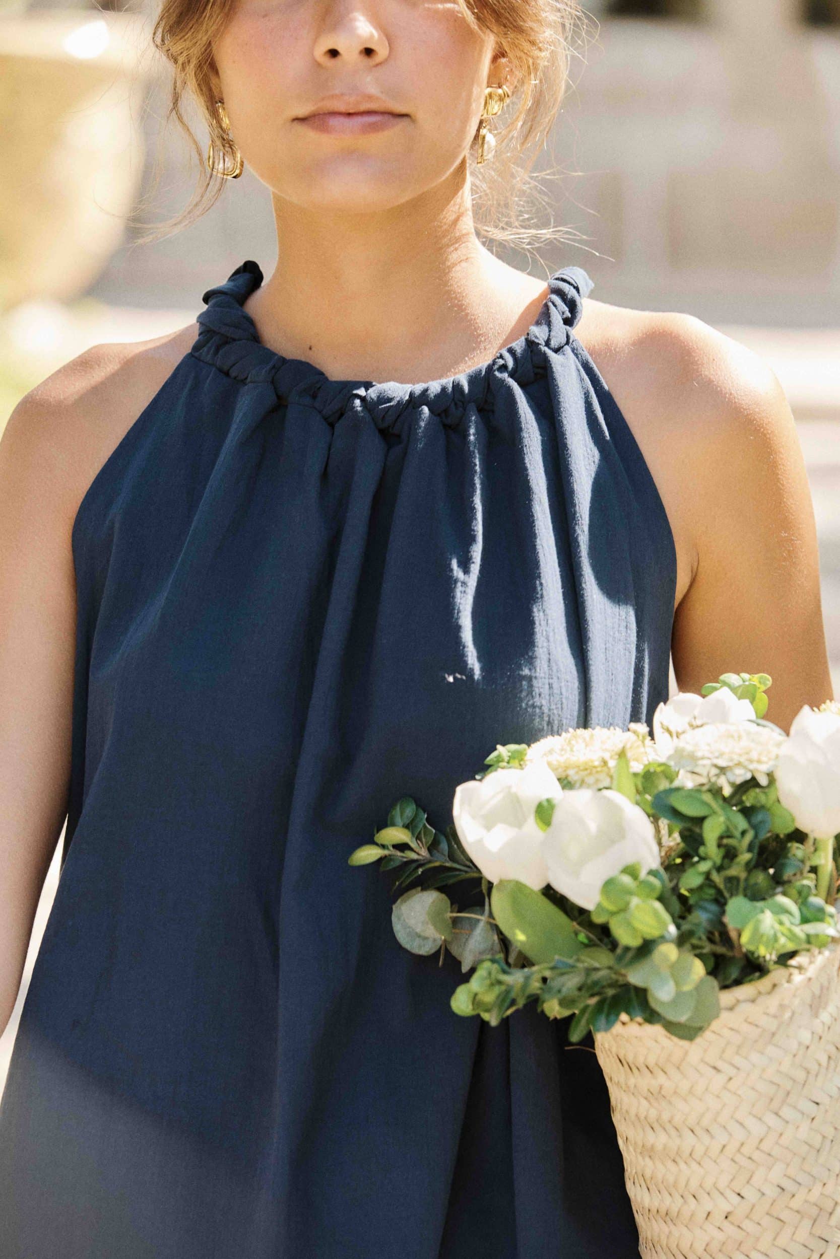 top-tressia-bleu-sahoma-00003 Top femme sans manches bleu marine uni - col rond tressé - coupe ample et fluide – débardeur léger - chic et féminin