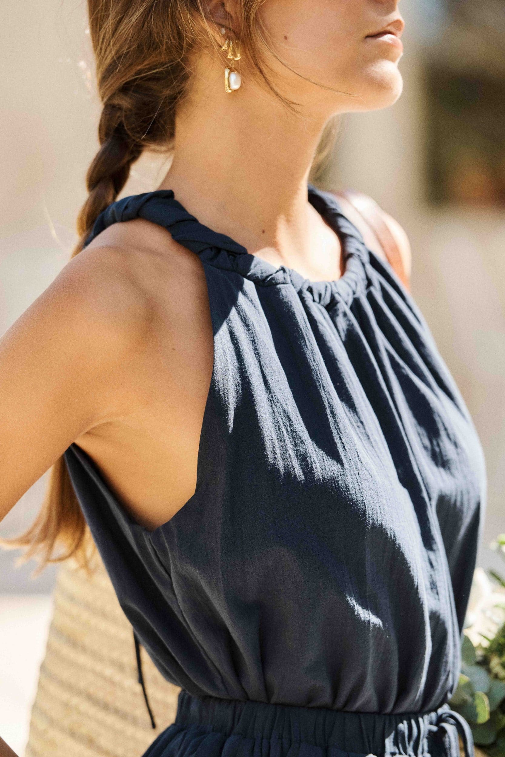 top-tressia-bleu-sahoma-00010 Top femme sans manches bleu marine uni - col rond tressé - coupe ample et fluide – débardeur léger - chic et féminin