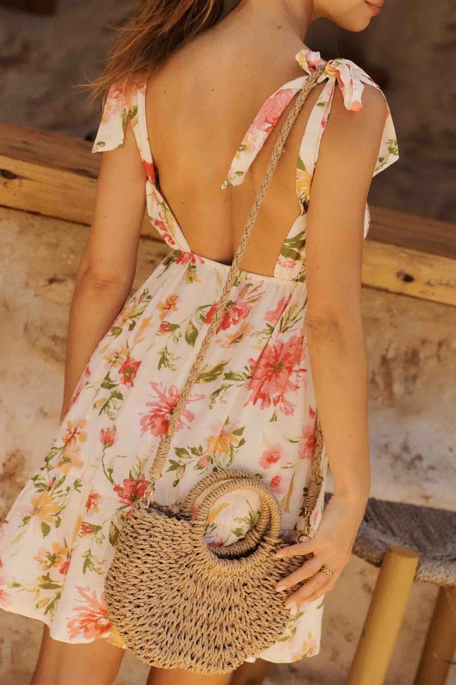 Robe courte fleurie à nouer sur les épaules - dos nu