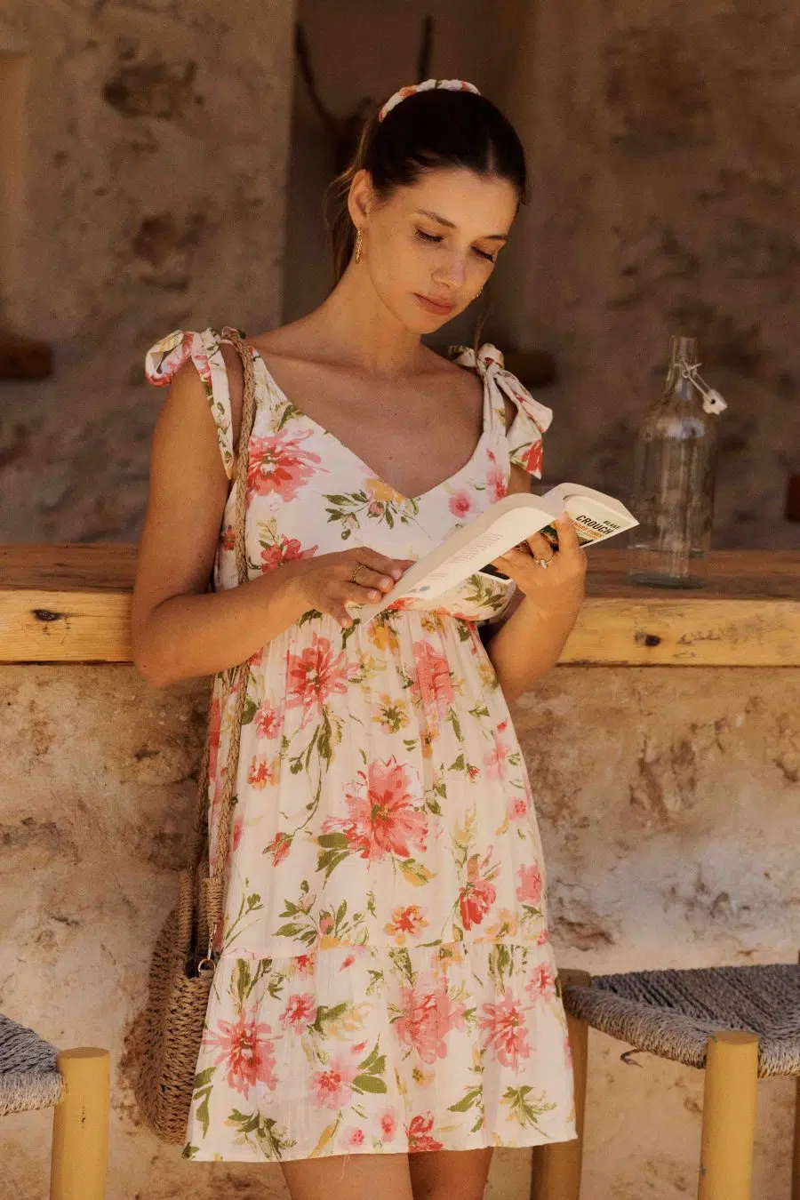 Robe courte fleurie à nouer sur les épaules - dos nu