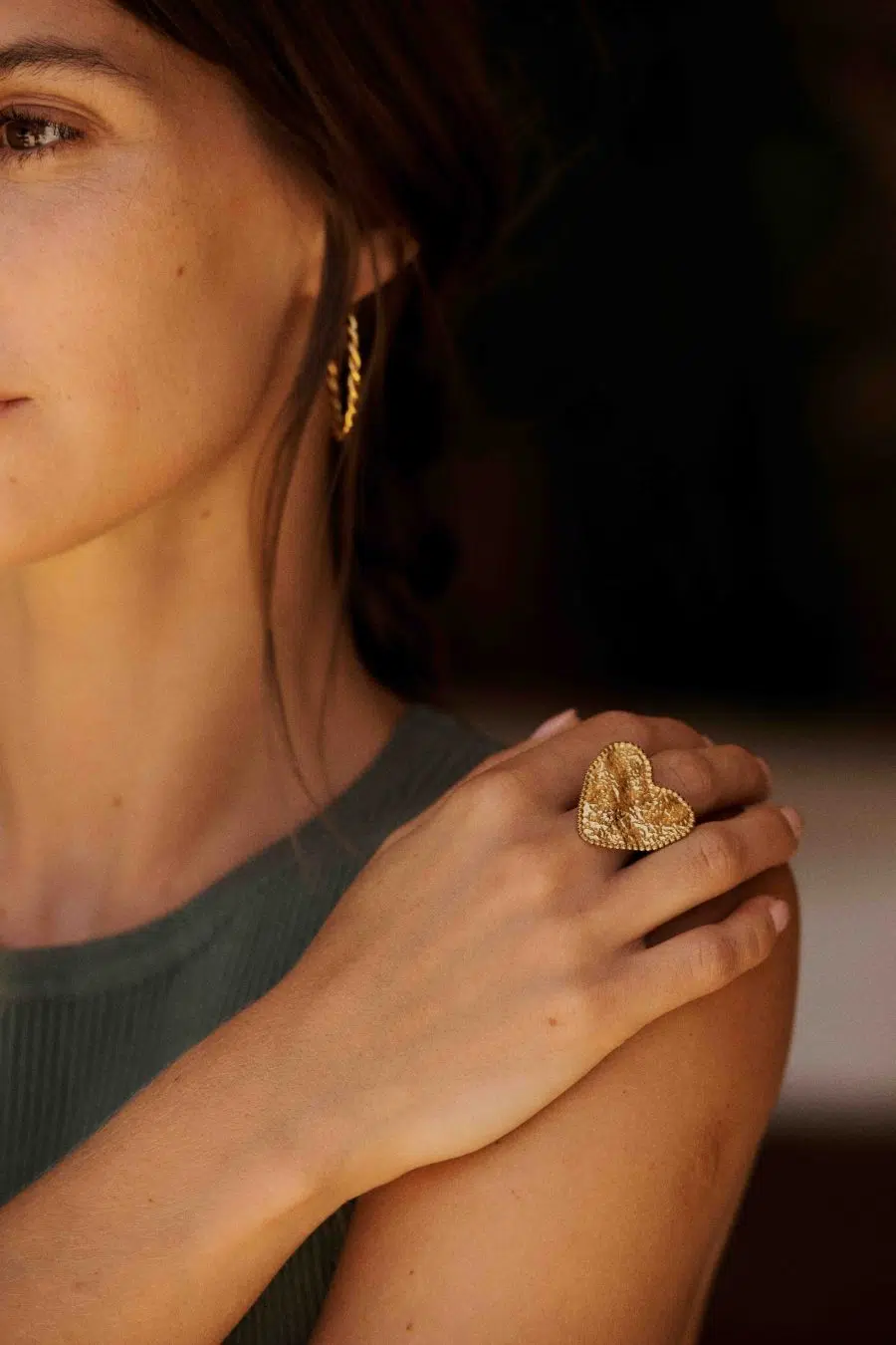 Bague dorée en forme de coeur effet martelé