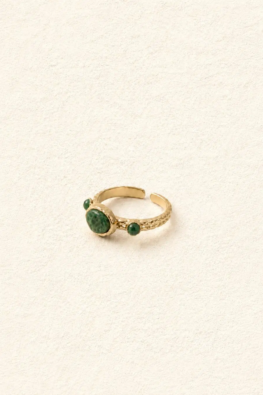 Bague Sahoma Alix dorée sertie de trois pierres vertes