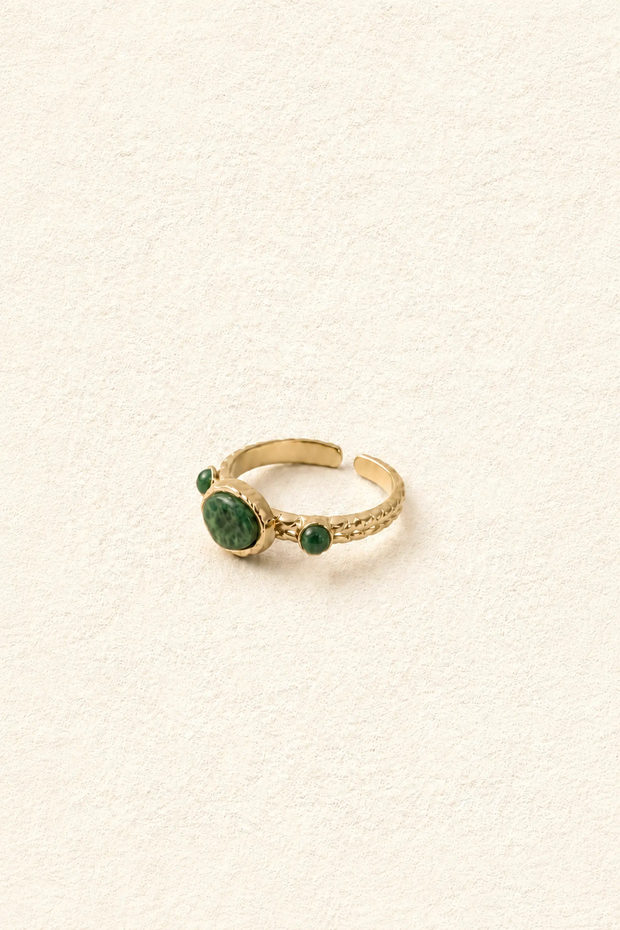 bague-alix-verte-sahoma-00001 Bague Sahoma Alix dorée sertie de trois pierres vertes