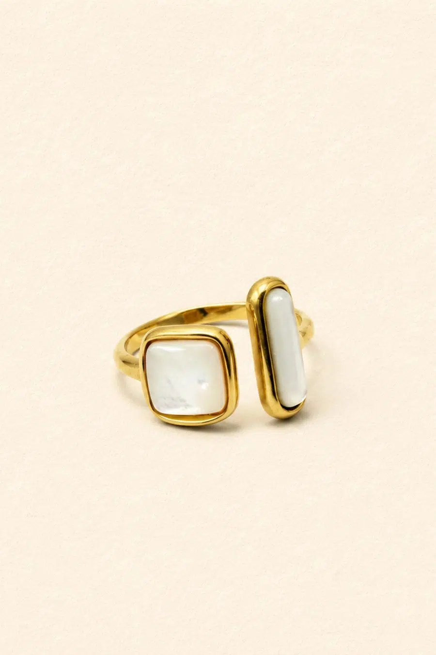 Bague ouverte dorée à pierres blanches effet nacré - deux extrémités