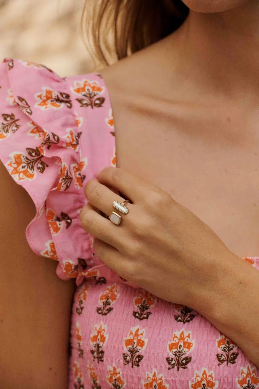 Bague ouverte dorée à pierres blanches effet nacré - deux extrémités