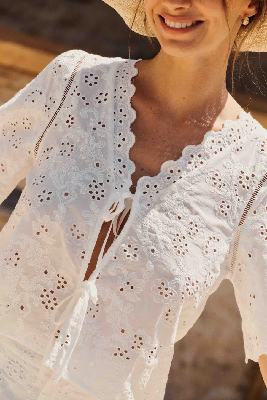 Blouse femme blanche à laçages et broderie anglaise fleurie - manches courtes