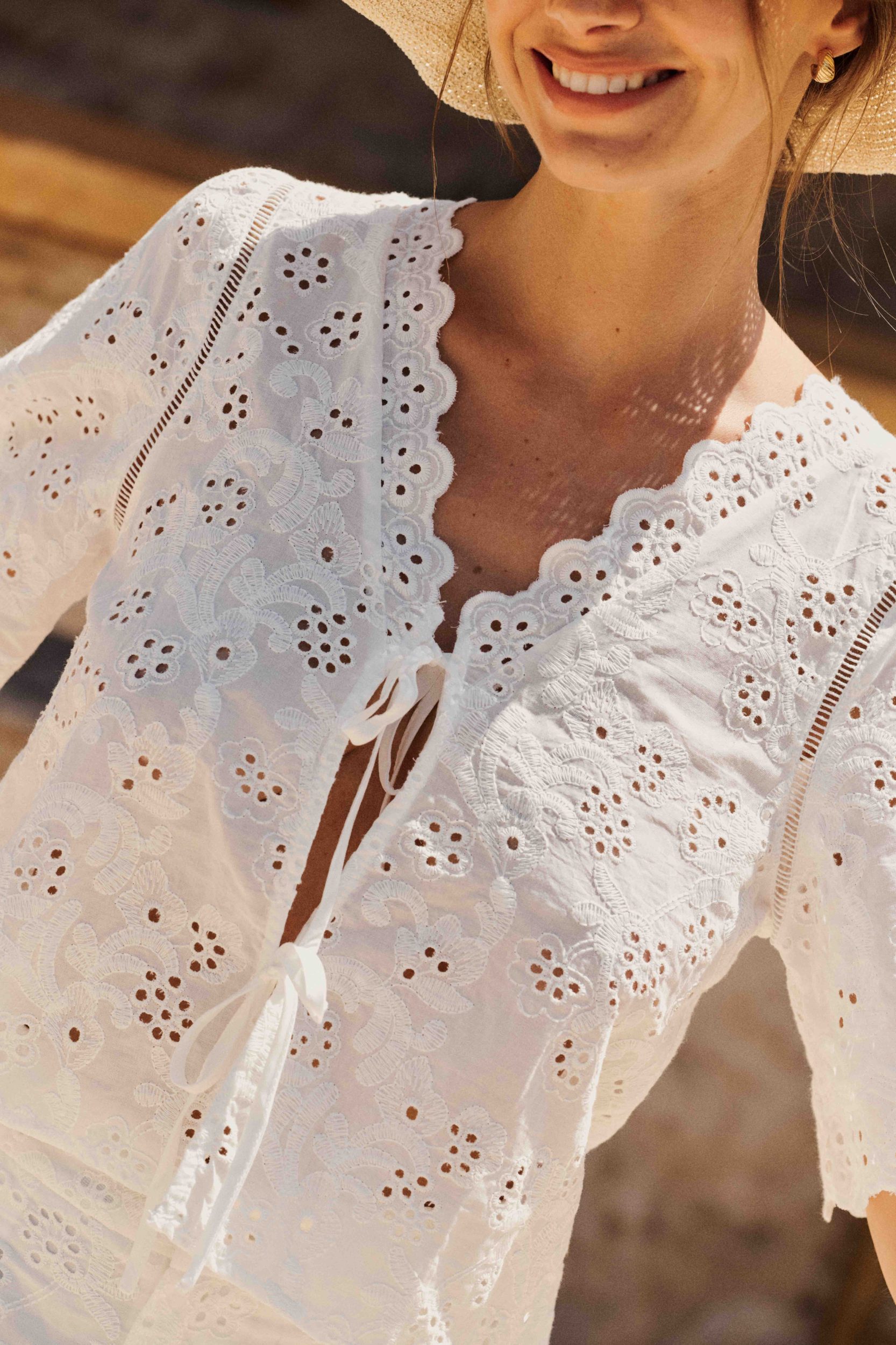 Blouse femme blanche à laçages et broderie anglaise fleurie - manches courtes