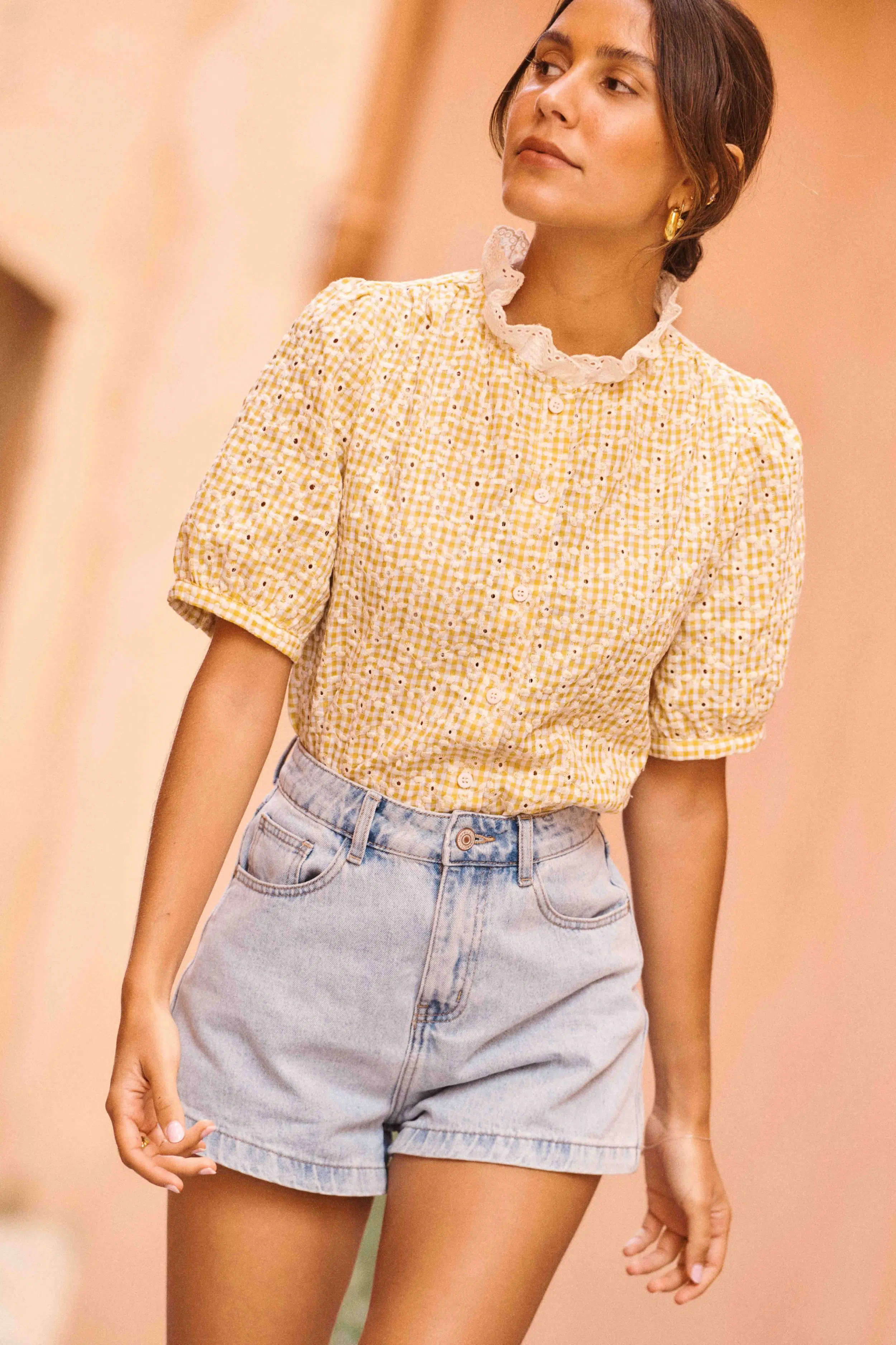 blouse-java-jaune-sahoma-00003 Femme chemise manches courtes vichy jaune et blanc brodée – Élégance bohème et détails raffinés