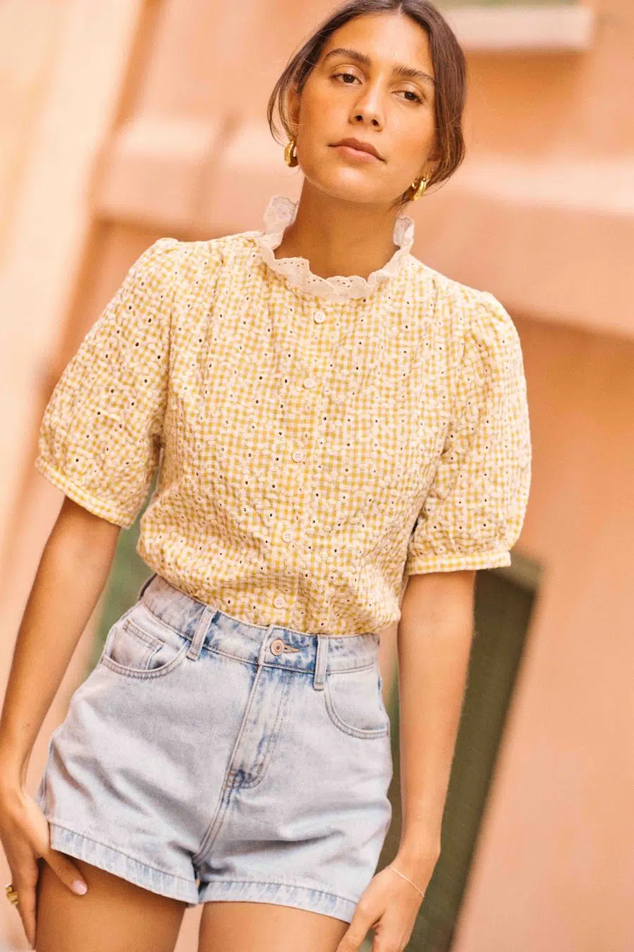 Femme chemise manches courtes vichy jaune et blanc brodée – Élégance bohème et détails raffinés