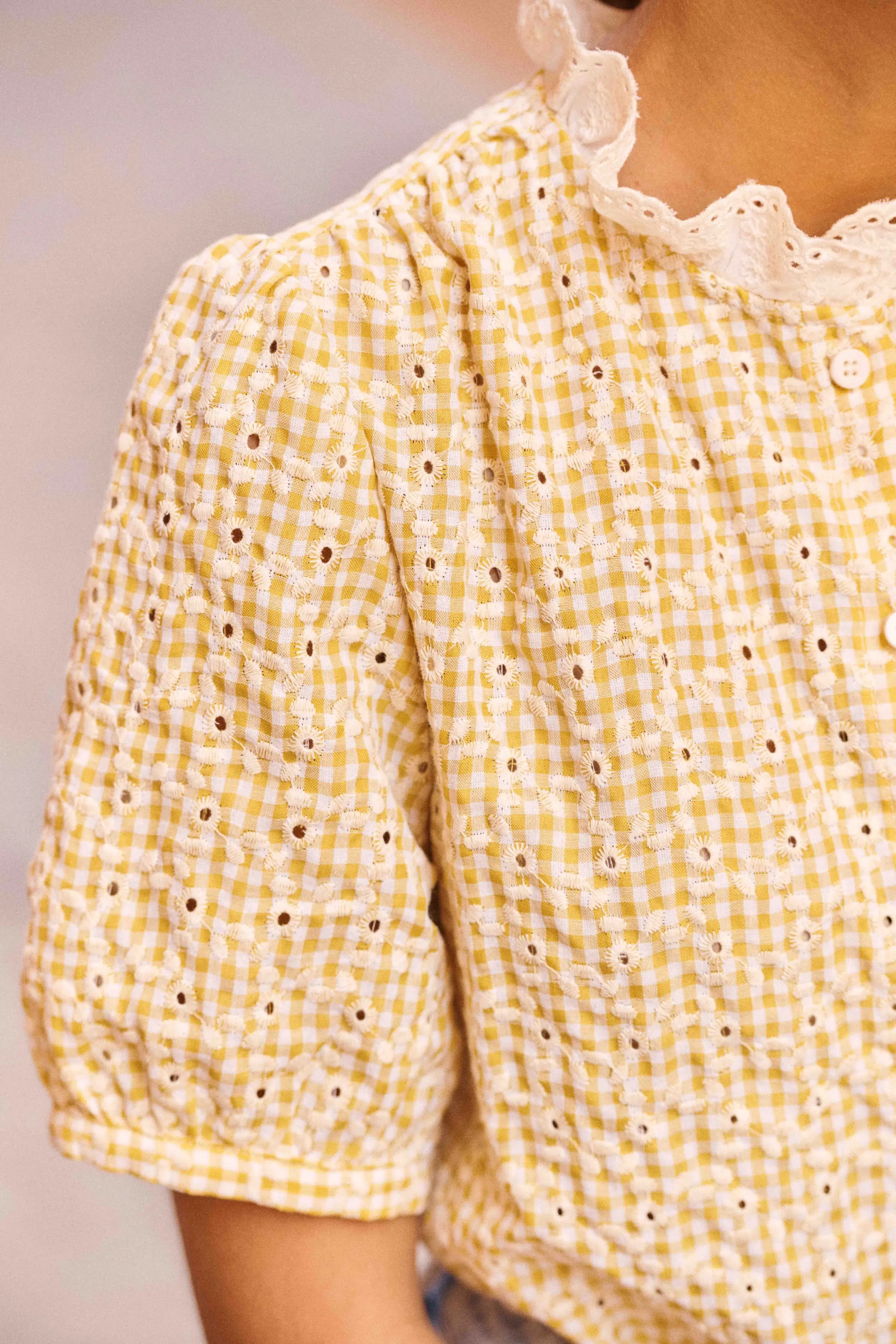 blouse-java-jaune-sahoma-00007 Femme chemise manches courtes vichy jaune et blanc brodée – Élégance bohème et détails raffinés