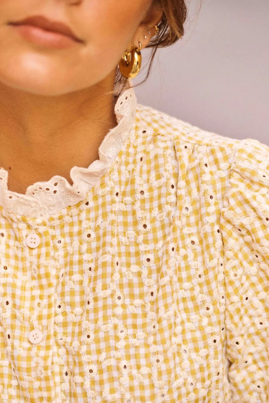 Femme chemise manches courtes vichy jaune et blanc brodée – Élégance bohème et détails raffinés